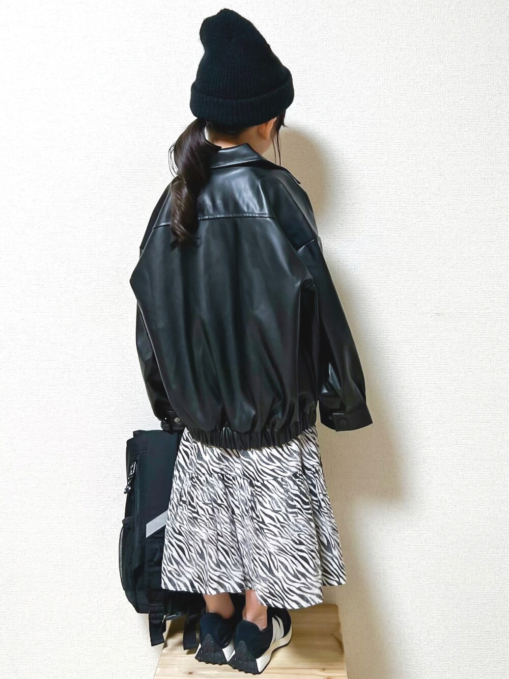 「秋服準備はじめました、休日スタイル、スカート、ライダース、レザー、レザージャケット、monmimi、モノトーン、秋コーデ、リュック、スニーカー、ジャケットスタイル、ビッグシルエット、カジュアル、韓国子供服」|「COMECHATTO&CLOSETのARTEX WATCH CAP(ニットキャップ/ビーニー、ブラック系)」を使った、☺︎May☺︎さん(キッズ・110cm)の秋コーディネートの2枚目の写真