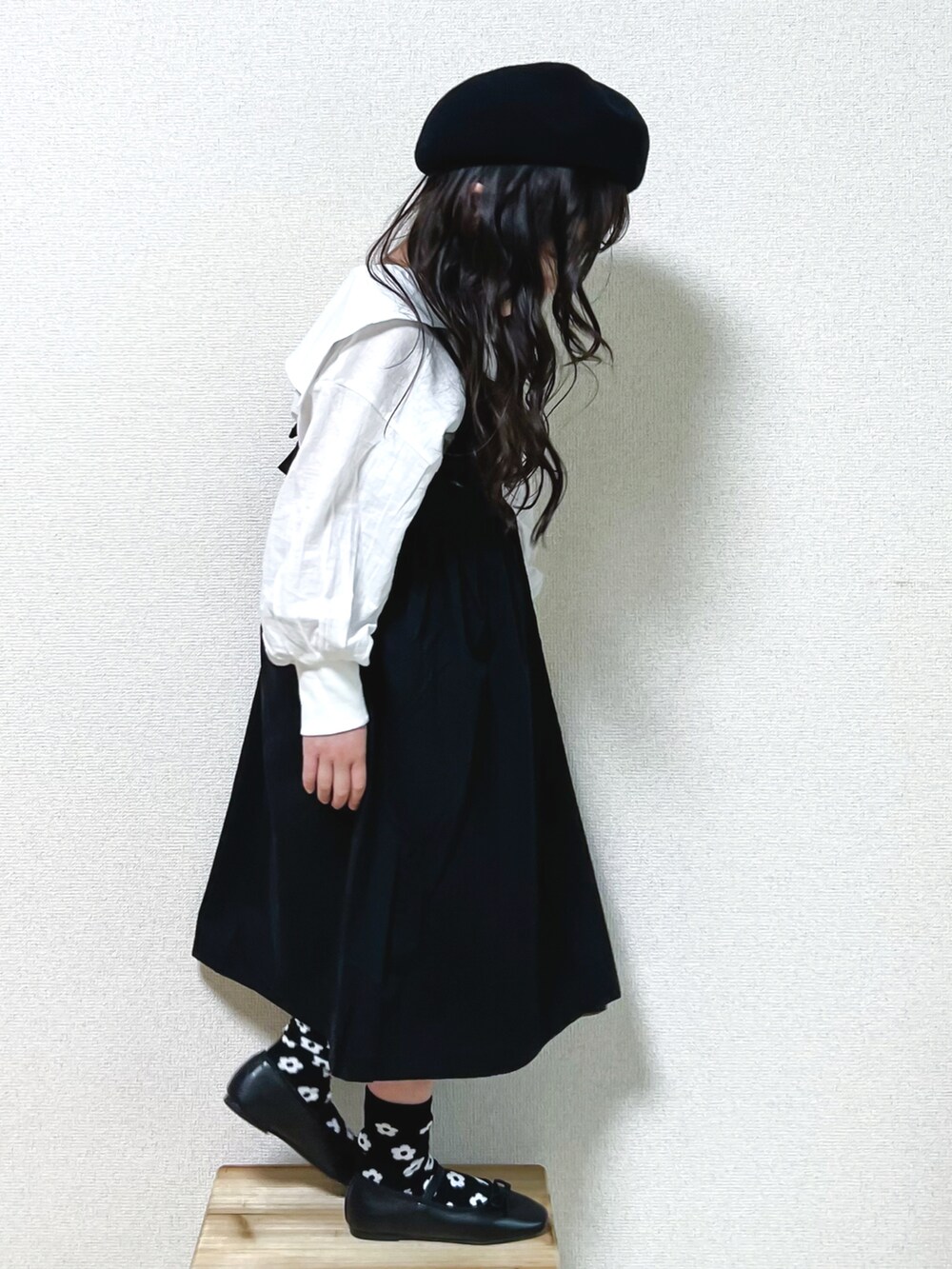 ホワイト系のシャツ/ブラウス、ブラック系のシャツワンピース、ブラック系のバレエシューズを着用したキッズの春コーディネートの2枚目の写真