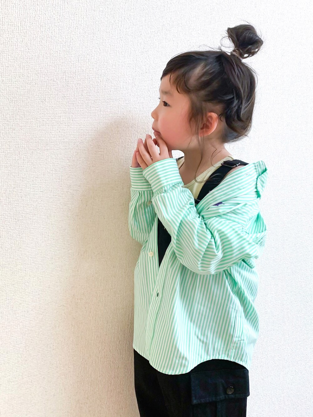 「春服みてみて、ストライプ、ストライプシャツ、シャツスタイル、レイヤードスタイル、サロペット、グリーン、パステル映える春、New Balance、Polo Ralph Lauren、春コーデ、カジュアルコーデ、スニーカーコーデ、おだんごヘアー、キッズコーデ」|「POLO RALPH LAUREN CHILDRENSWEARのストライプド コットン ポプリン シャツ(シャツ/ブラウス、グリーン系)」を使った、☺︎May☺︎さん(キッズ・100cm)の春コーディネートの4枚目の写真