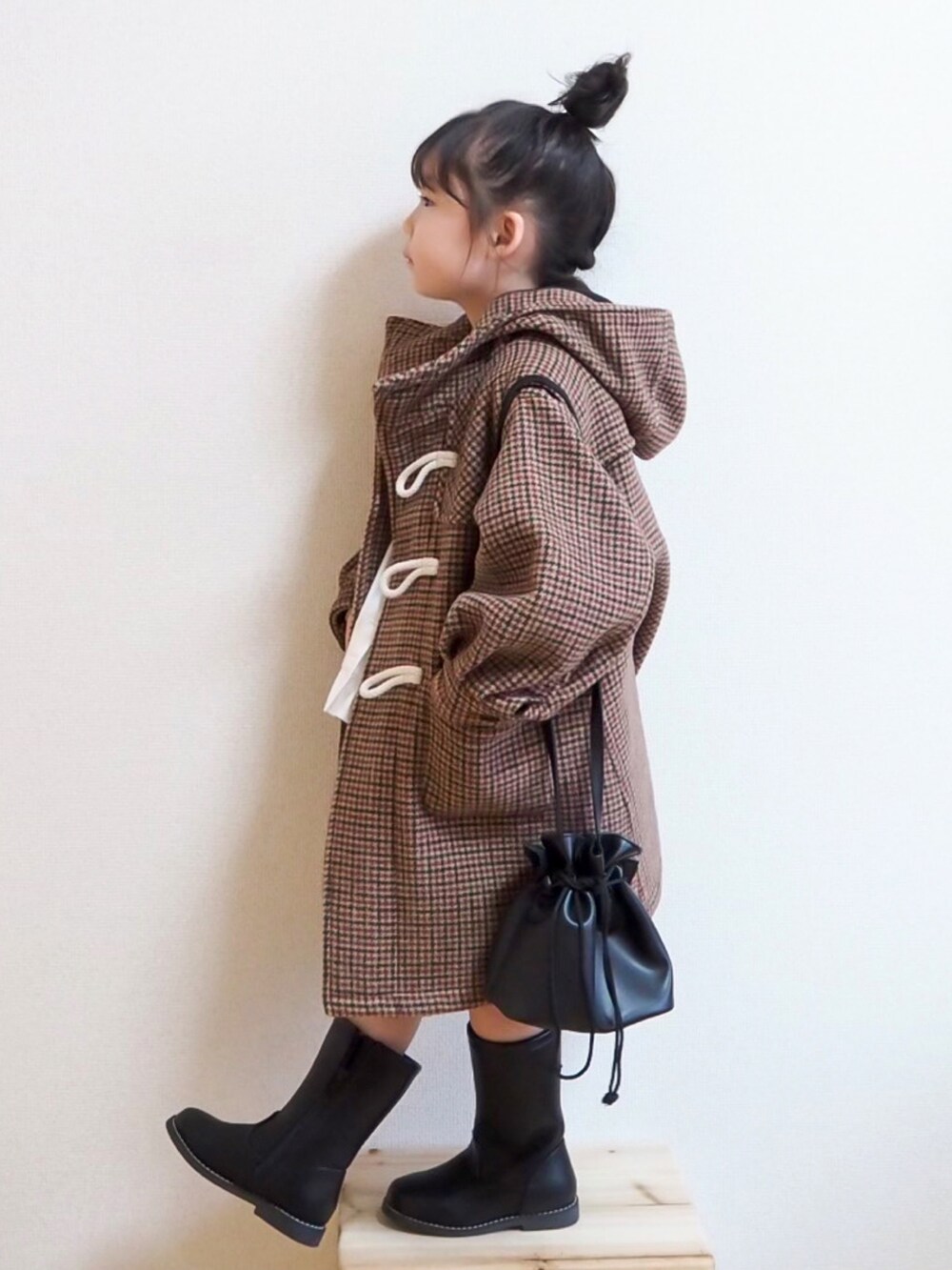 「クリスマスに着たい服、ダッフルコート、コート、冬コーデ、ビッグシルエット、チェック、チェック柄に恋してる、ブーツ、ショルダーバッグ、巾着バッグ、あったかコーデ、ボリューム袖、休日スタイル、LOWRYS FARM、lowrysfarmkids」｜「LOWRYS FARMのＷフェイスダッフルコート　944845（ダッフルコート、ブラウン系）」を使った、☺︎May☺︎さん（キッズ・100cm）の冬コーディネートの2枚目の写真