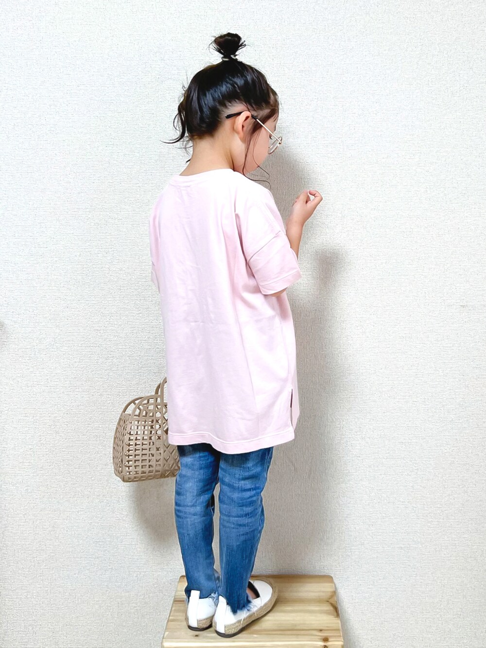 ピンク系のTシャツ/カットソー、ブルー系のデニムパンツ、ホワイト系のパンプスを着用したキッズの夏コーディネートの3枚目の写真