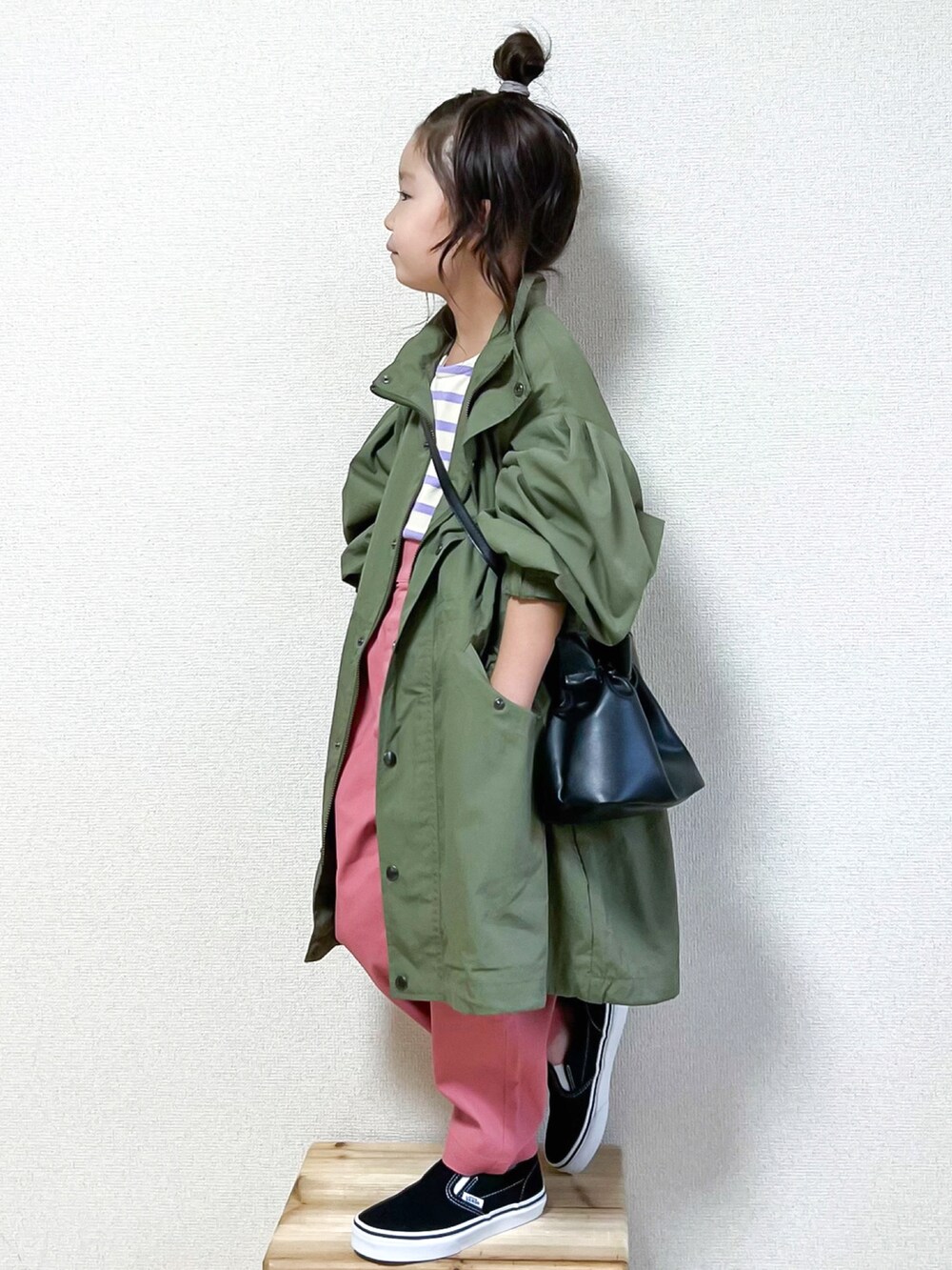 「LOWRYS FARM、lowrysfarmkids、PR、秋コーデ、スリッポン、スニーカー、ピンク、カラーパンツ、モッズコート、3way、カーキ、ジャケットスタイル、ボーダー、カジュアルコーデ、ビッグシルエット」｜「LOWRYS FARMの３ＷＡＹモッズコート　343112（モッズコート、グリーン系）」を使った、☺︎May☺︎さん（キッズ・110cm）の秋コーディネートの2枚目の写真