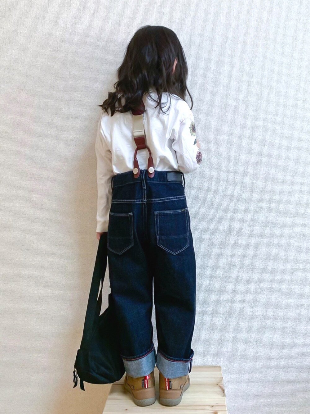 「休日スタイル、デニムパンツ、サスペンダー、ロンT、FITH、gotoHollywood、fith社、シンプルコーデ、カジュアルコーデ、タックイン、keen、キッズコーデ、白Tシャツ、セルビッチデニム、ボディバッグ」｜「GO TO HOLLYWOODのアイテム（Tシャツ/カットソー、ホワイト系）」を使った、☺︎May☺︎さん（キッズ・100cm）の冬コーディネートの2枚目の写真