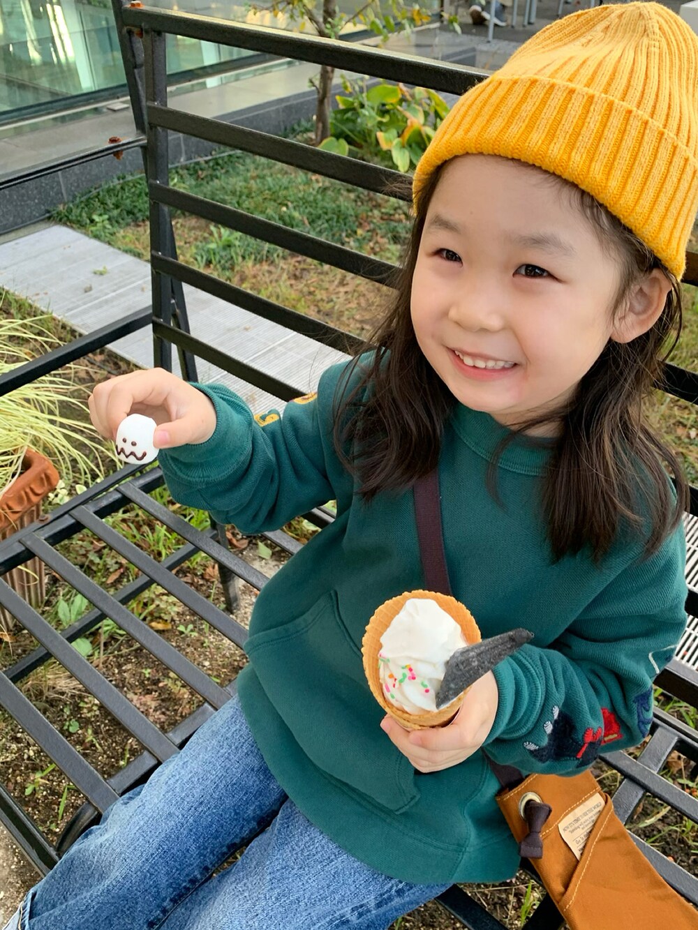 「スウェット、スニーカー、コンバース、グリーン、イエロー、ニット帽、ショルダーバッグ、ハロウィン、休日スタイル、デニムパンツ、カジュアルコーデ、gotoHollywood、fith社、ハロウィンコーデ、wearhalloween2021」｜「GO TO HOLLYWOODのGTH21AW コットンニットキャップ 1418004（ニットキャップ/ビーニー、イエロー系）」を使った、☺︎May☺︎さん（キッズ・100cm）の秋コーディネートの2枚目の写真