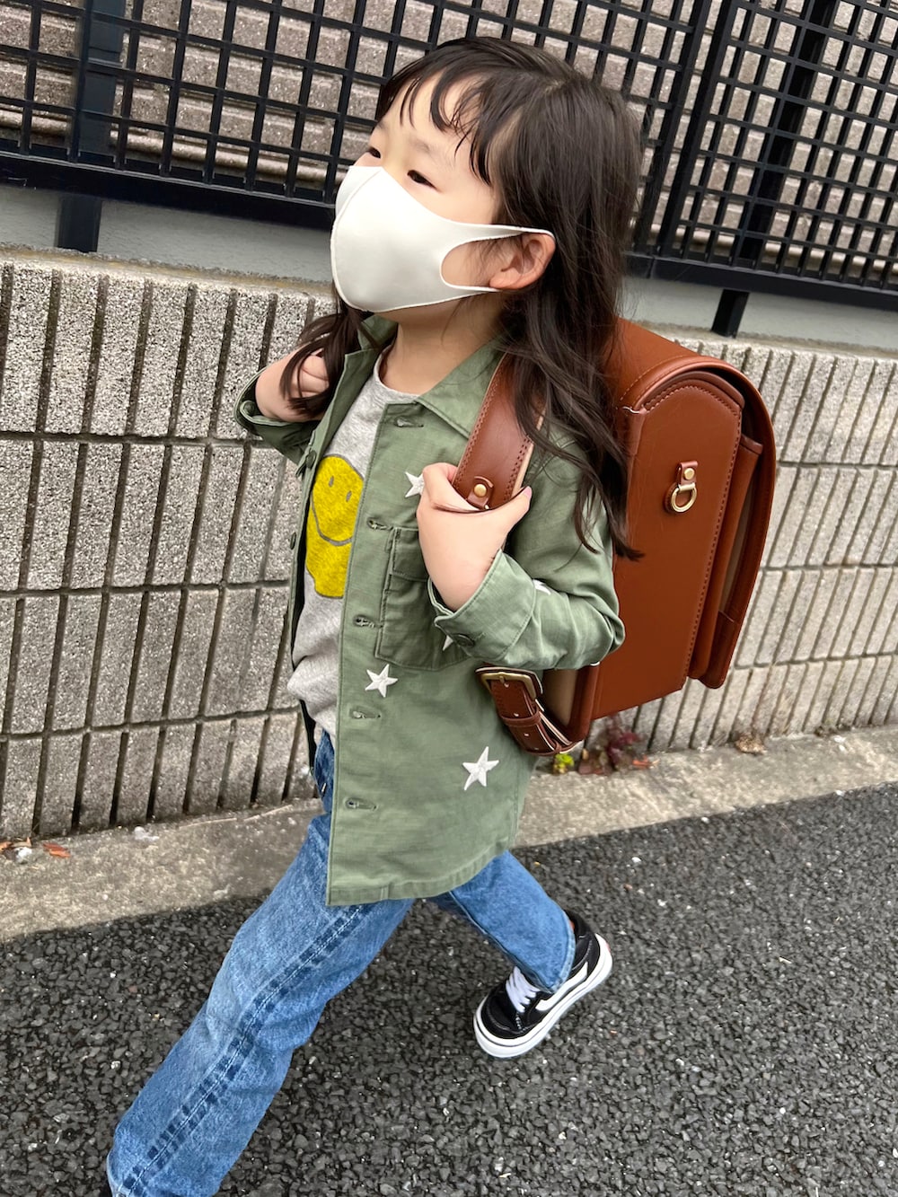 グレー系のTシャツ/カットソー、ブルー系のデニムパンツ、グリーン系のジャケット/アウターを着用したキッズの春コーディネートの3枚目の写真