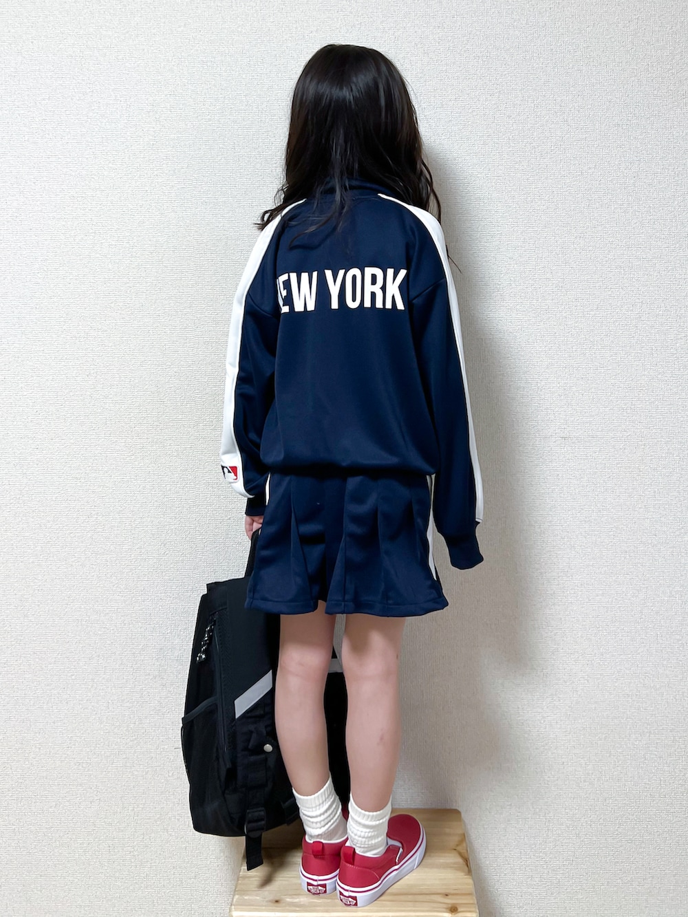 「lowrysfarmkids、ローリーズファーム(LOWRYS FARM)、LOWRYS FARM、スポーツミックス、セットアップ、スニーカー、スリッポン、休日スタイル、春コーデ、春服みてみて、MLB、ジャージ、シンプルコーデ、VANS、ヤンキース」｜「LOWRYS FARMのＭＬＢトラックジャージー　106013（ジャージ、ブルー系）」を使った、☺︎May☺︎さん（キッズ・120cm）の冬コーディネートの2枚目の写真