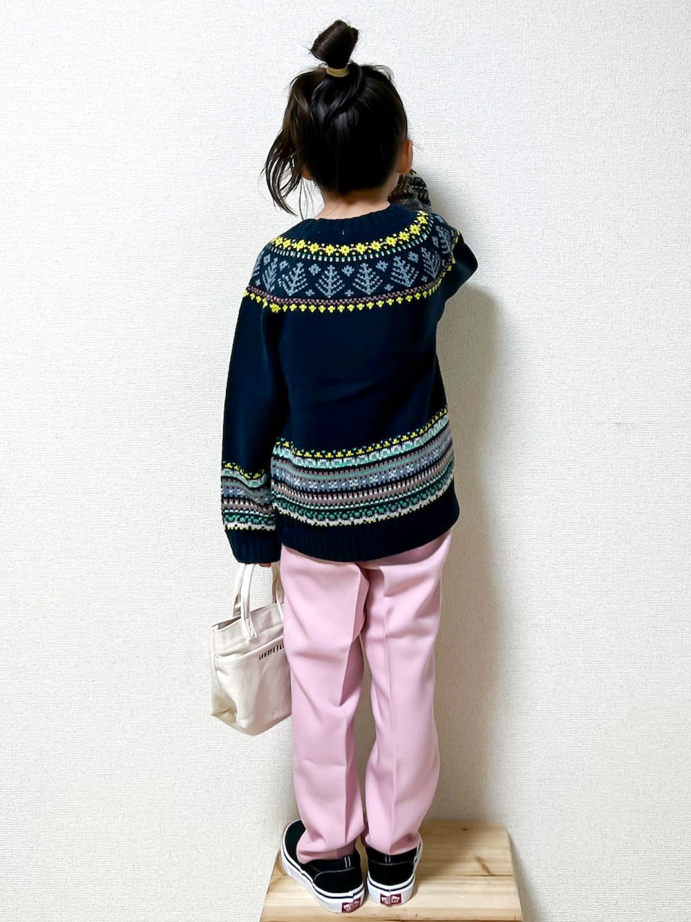 「BEAMS、beams mini、ビームス、ビームスミニ、カジュアルコーデ、キッズコーデ、キッズファッション、PR、ノルディック柄、ニット、カラーパンツ、スリッポン、冬コーデ、あったかコーデ、着回しコーデ」｜「BEAMS miniのBEAMS mini / ノルディック ニット プルオーバー（90～150cm）（ニット/セーター、ブルー系）」を使った、☺︎May☺︎さん（キッズ・110cm）の秋コーディネートの3枚目の写真