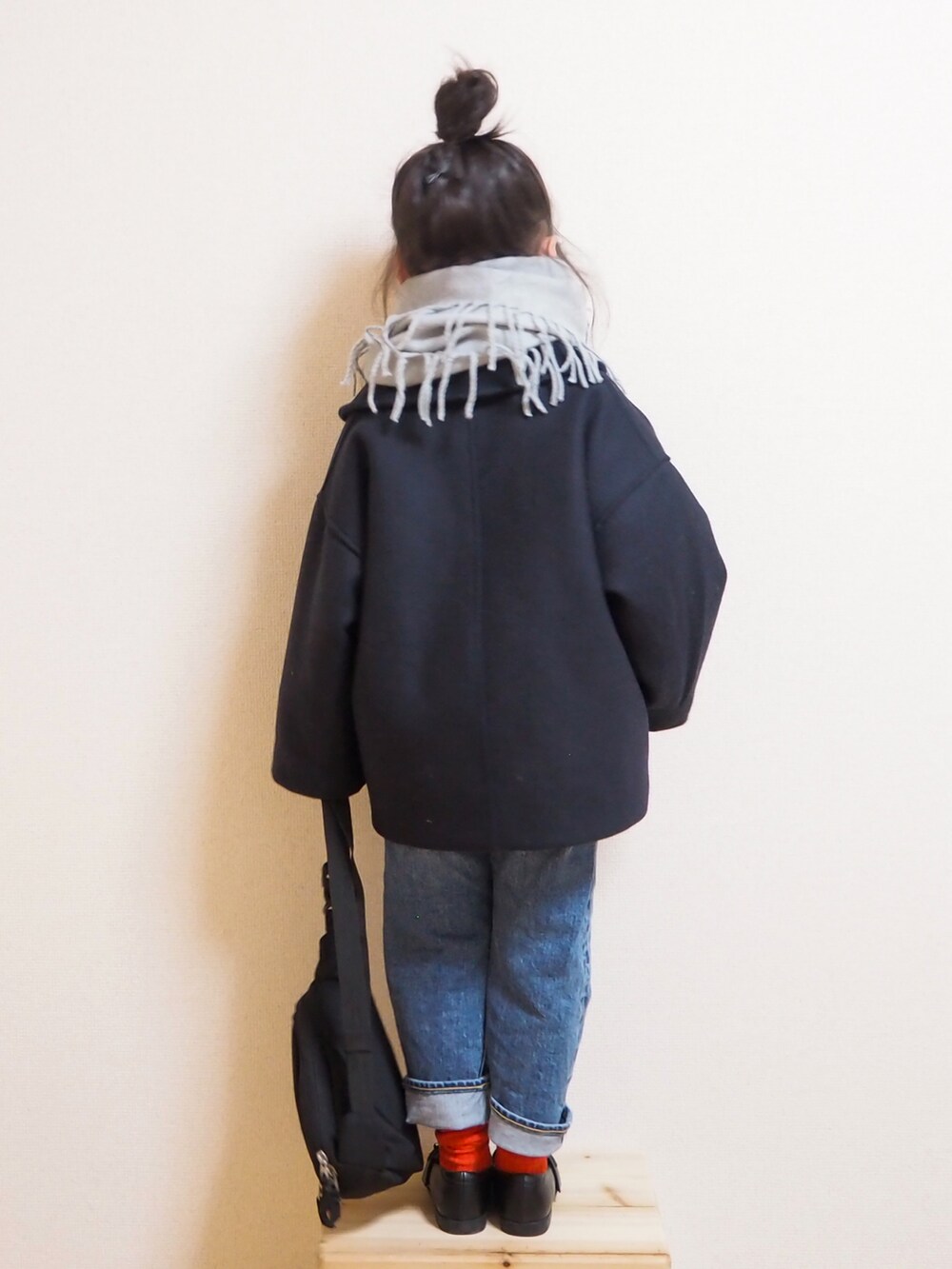 ブルー系のピーコート、ブルー系のデニムパンツ、ブラック系のローファーを着用したキッズの冬コーディネートの3枚目の写真