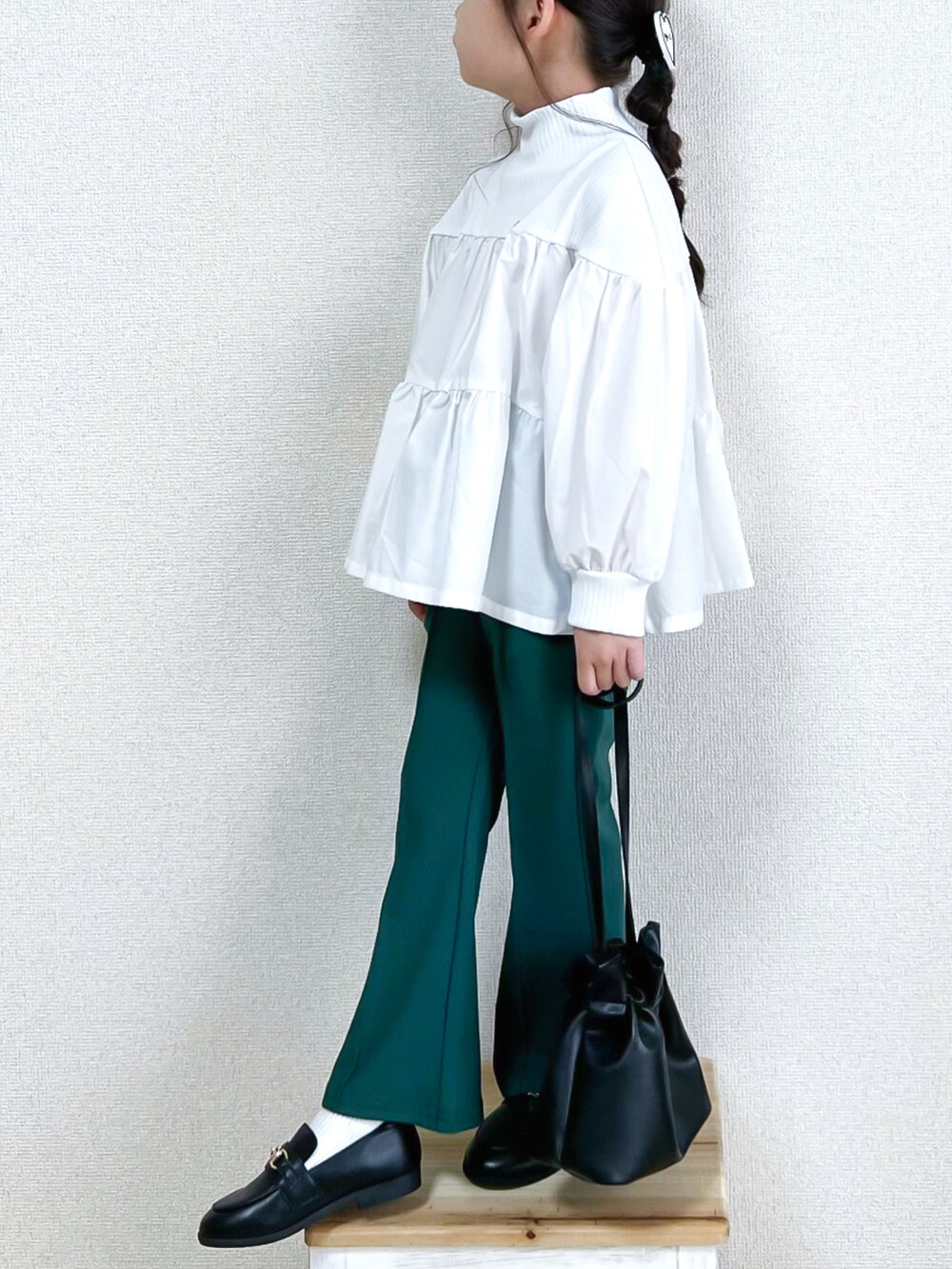 ホワイト系のトップス、グリーン系のその他パンツ、ブラック系のハンドバッグを着用したキッズの夏コーディネートの3枚目の写真