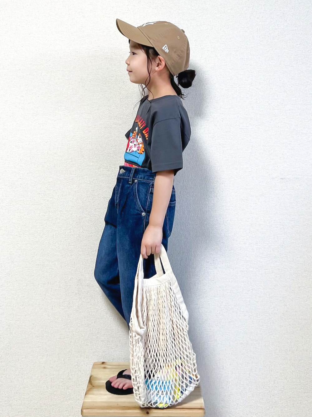 ブラック系のTシャツ/カットソー、ブルー系のデニムパンツ、ブラック系のサンダルを着用したキッズの夏コーディネートの2枚目の写真