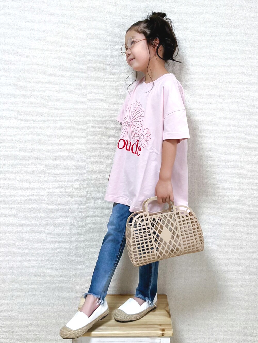 ピンク系のTシャツ/カットソー、ブルー系のデニムパンツ、ホワイト系のパンプスを着用したキッズの夏コーディネートの2枚目の写真