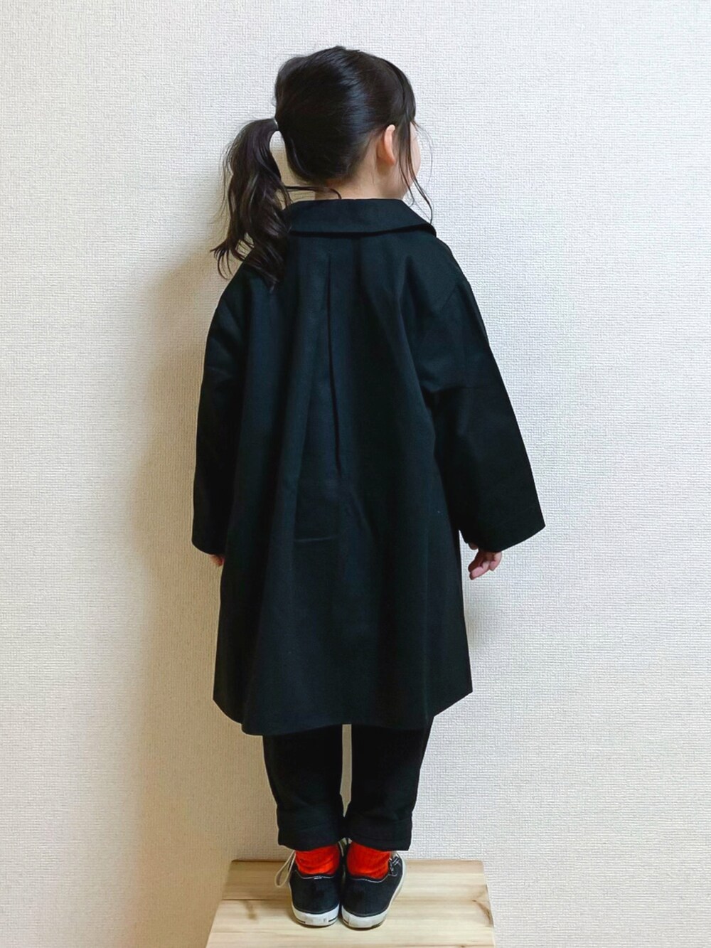 ブラック系のその他アウター、ホワイト系のTシャツ/カットソー、ブラック系のその他パンツを着用したキッズの冬コーディネートの2枚目の写真