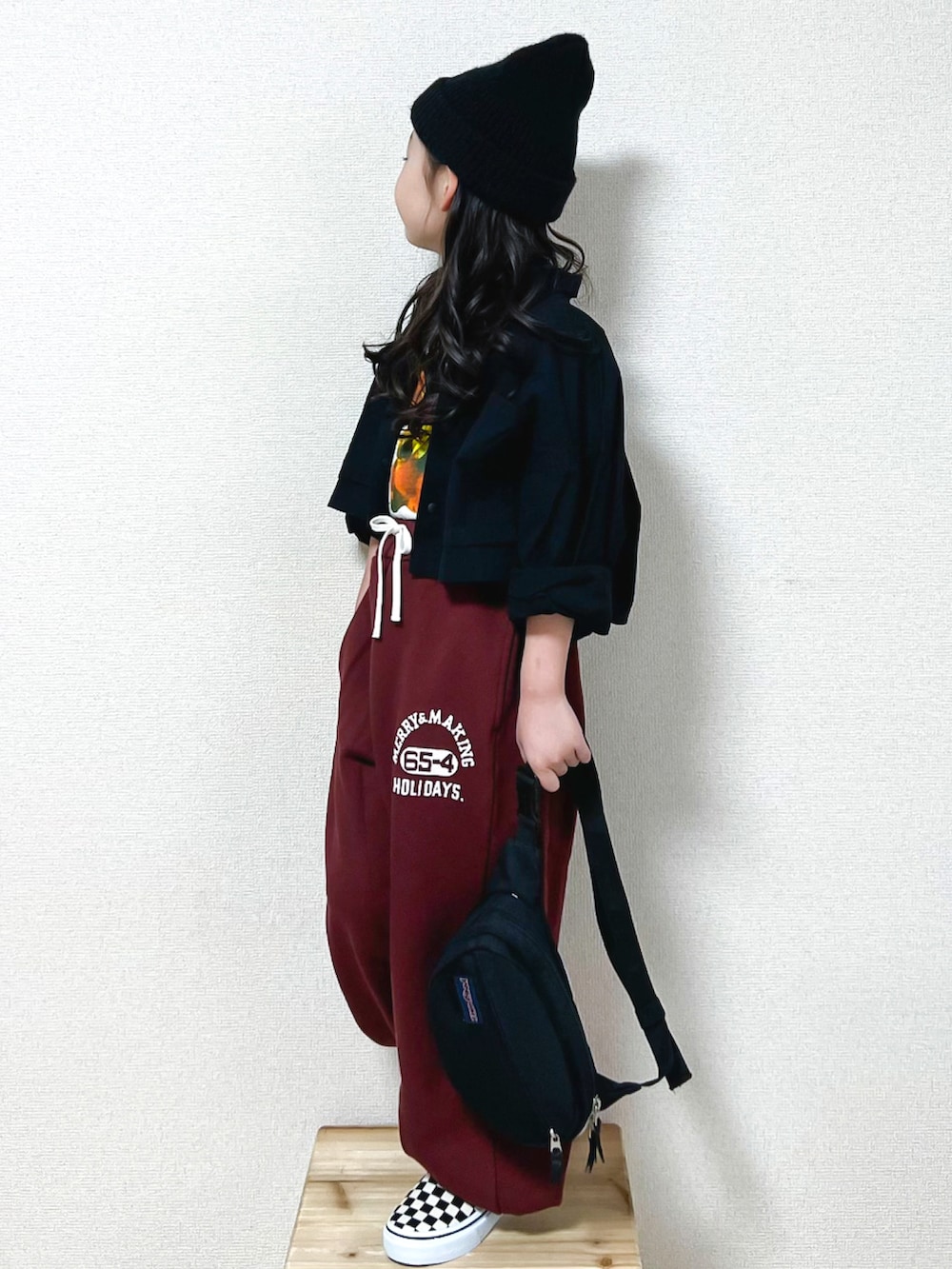 「DENIM DUNGAREE、デニムダンガリー、変形パンツ、スウェット、スウェットパンツ、ショート丈トップス、シャツスタイル、groovy colors、fith社、チェック、スリッポン、ニット帽、カジュアルコーデ、ストリート、ファッションを楽しもう」｜「DENIM DUNGAREEのDENIM DUNGAREE　テンジク ウメザキTシャツ(KIDS)（Tシャツ/カットソー、ホワイト系）」を使った、☺︎May☺︎さん（キッズ・110cm）の秋コーディネートの3枚目の写真