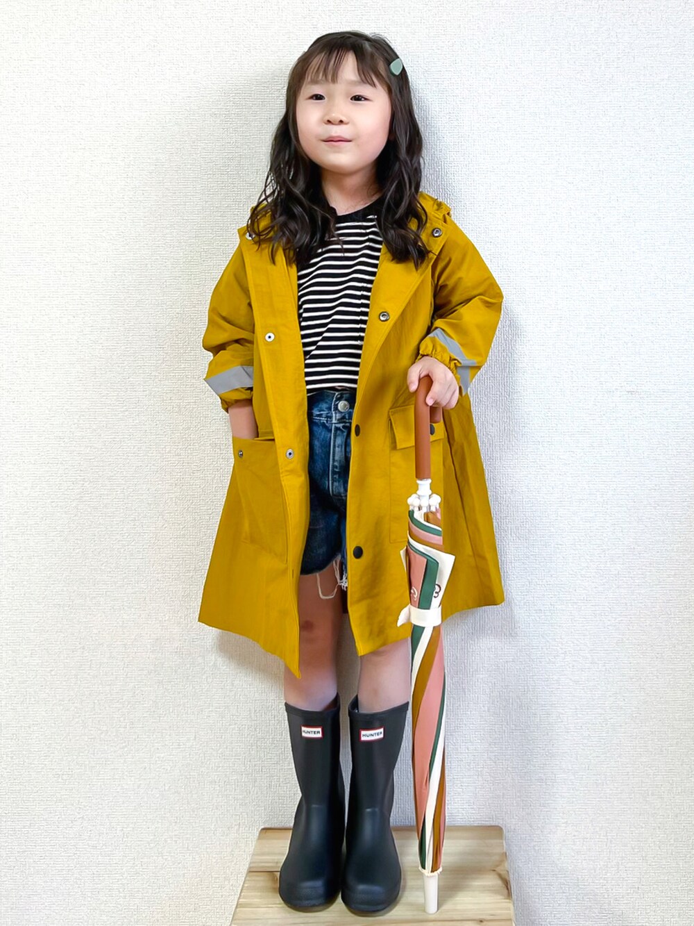 「雨の日コーデ、梅雨、レインブーツ、レインコート、LOWRYS FARM、lowrysfarmkids、HUNTER、アウトドアスタイル、ボーダー、デニムショートパンツ、カジュアルコーデ、梅雨コーデ、イエロー、通学コーデ、長靴」|「LOWRYS FARMのレインコート 264775(レインコート/ポンチョ、イエロー系)」を使った、☺︎May☺︎さん(キッズ・100cm)の夏コーディネートの2枚目の写真