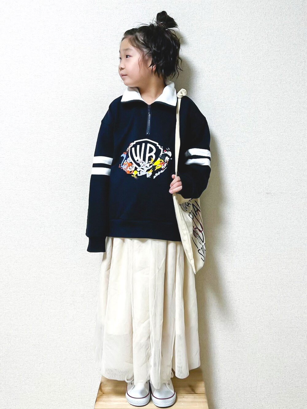 「秋服まるっと大公開、秋服準備はじめました、秋コーデ、ロングスカート、スポーツミックス、お出かけコーデ、シンプルコーデ、スウェット、休日スタイル、チュール、ショルダーバッグ、ローリーズファーム(LOWRYS FARM)、lowrysfarmkids、スニーカー、ハーフジップ」｜「TODAY'S SPECIALのアイテム（トートバッグ、ホワイト系）」を使った、☺︎May☺︎さん（キッズ・110cm）の秋コーディネートの3枚目の写真