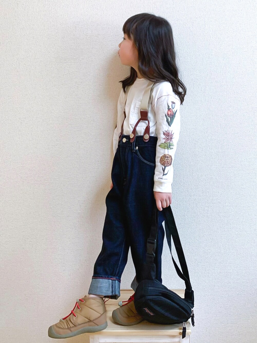 「休日スタイル、デニムパンツ、サスペンダー、ロンT、FITH、gotoHollywood、fith社、シンプルコーデ、カジュアルコーデ、タックイン、keen、キッズコーデ、白Tシャツ、セルビッチデニム、ボディバッグ」｜「GO TO HOLLYWOODのアイテム（Tシャツ/カットソー、ホワイト系）」を使った、☺︎May☺︎さん（キッズ・100cm）の冬コーディネートの3枚目の写真