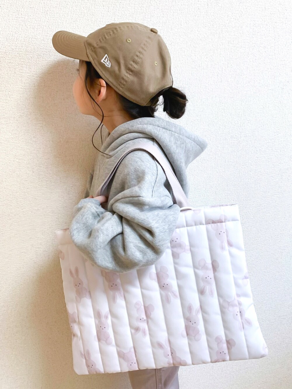 「入学準備、キャップ、レッスンバッグ、カラーパンツ、白スニーカー、コンバース、パーカー、通学コーデ、Ungrid、パステル映える春、シンプルコーデ、カジュアルコーデ、converse、ピンク、ジェラート　ピケ(gelato pique)」｜「NEW ERAのNEWERA ニューエラ KIDS 9TWENTY ニューヨーク・ヤンキース（キャップ、ベージュ系）」を使った、☺︎May☺︎さん（キッズ・100cm）の春コーディネートの4枚目の写真