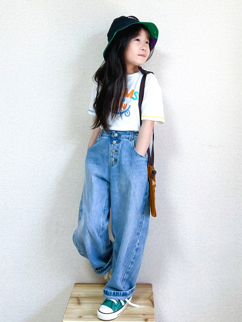 ホワイト系のTシャツ/カットソー、ブルー系のデニムパンツ、グリーン系のスニーカーを着用したキッズの春コーディネートの2枚目の写真