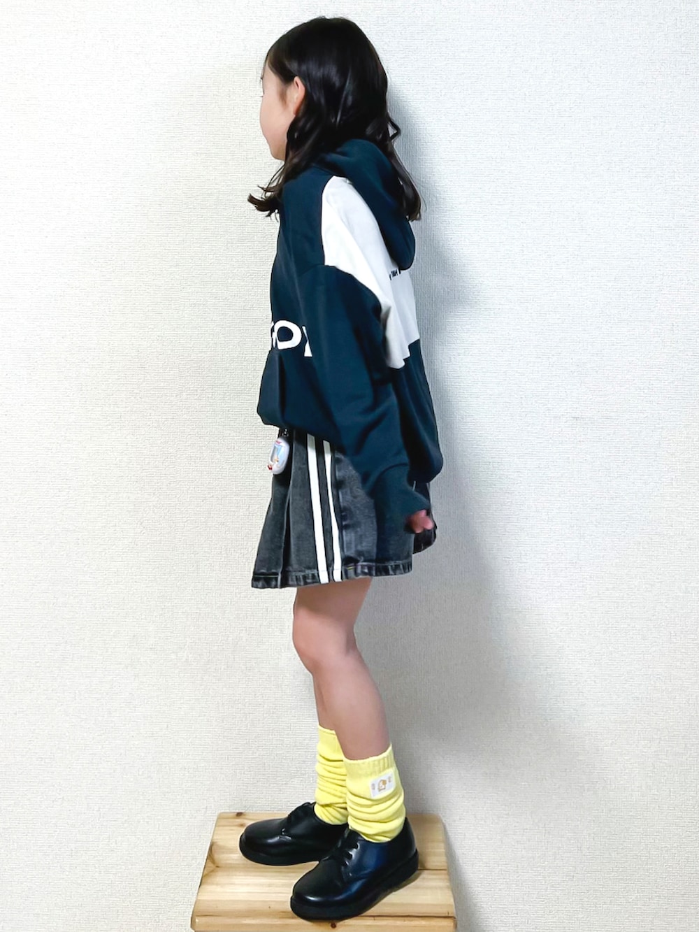 ブラック系のパーカー、ブラック系のその他パンツ、ブラック系のドレスシューズを着用したキッズの冬コーディネートの2枚目の写真