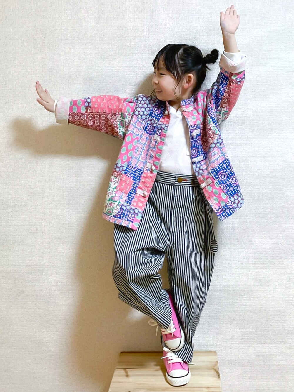 「春コーデ、春アウター、チャイナ、DENIM DUNGAREE、fith社、カジュアルコーデ、ワイドパンツ、ストライプ、ヒッコリー、コンバース、ピンク、ジャケット、gotoHollywood、キッズコーデ、オーバーサイズ」｜「DENIM DUNGAREEのオックス花パッチプリント チャイナ シャツジャケット（その他アウター、ホワイト系）」を使った、☺︎May☺︎さん（キッズ・100cm）の春コーディネートの2枚目の写真