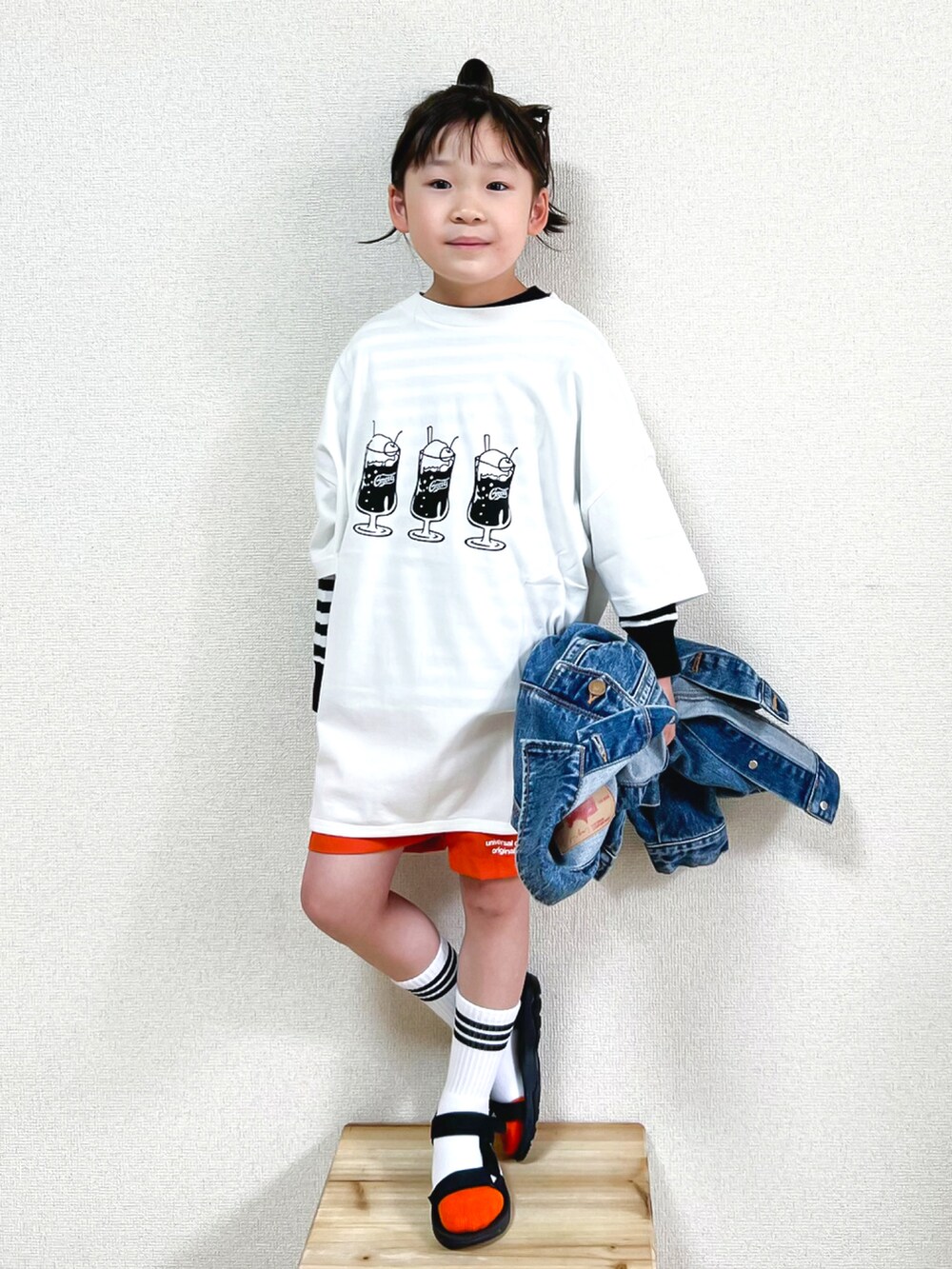 ホワイト系のTシャツ/カットソー、ブルー系のデニムジャケット、オレンジ系のその他パンツを着用したキッズの春コーディネートの2枚目の写真