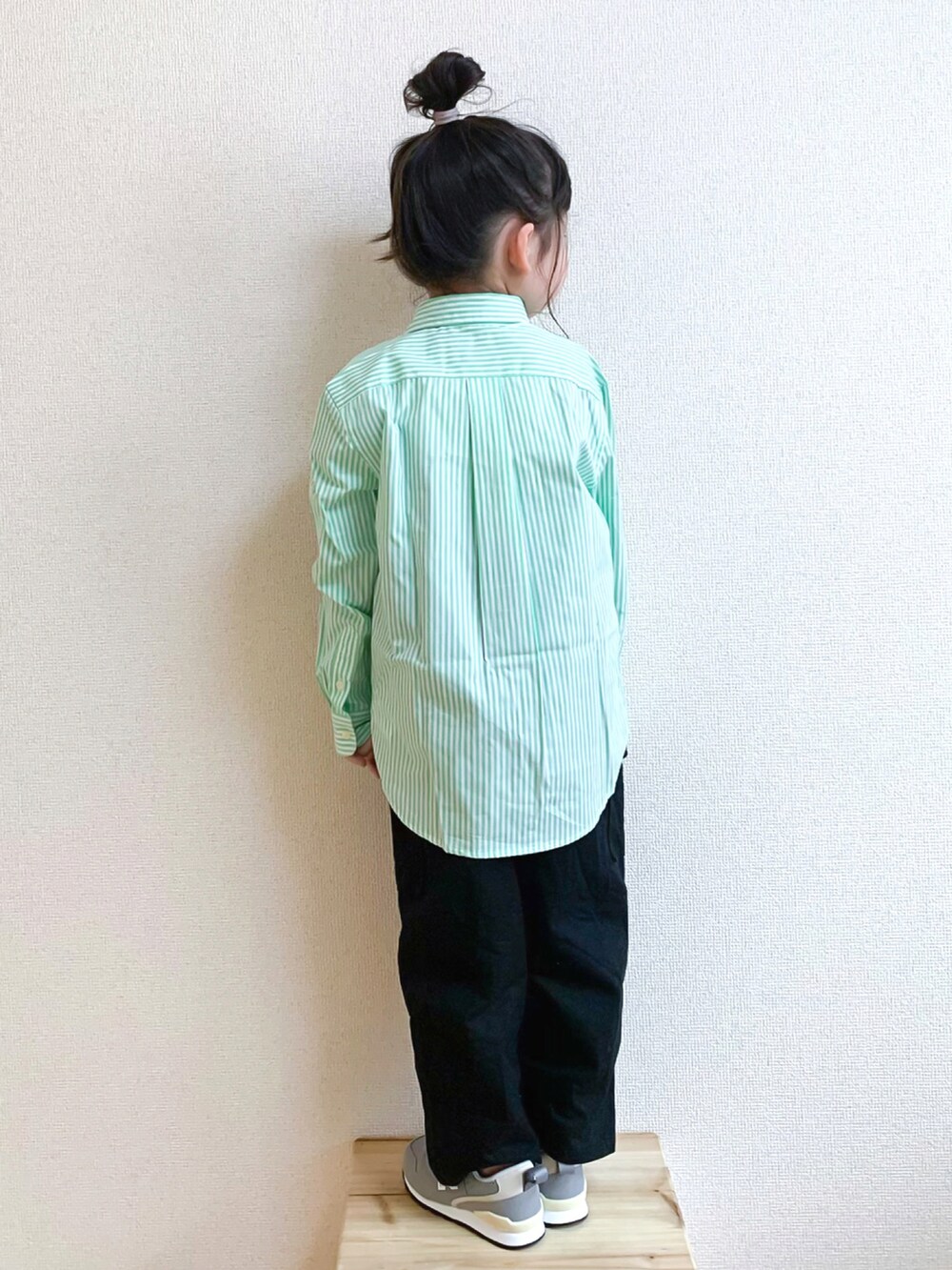 「春服みてみて、ストライプ、ストライプシャツ、シャツスタイル、レイヤードスタイル、サロペット、グリーン、パステル映える春、New Balance、Polo Ralph Lauren、春コーデ、カジュアルコーデ、スニーカーコーデ、おだんごヘアー、キッズコーデ」|「POLO RALPH LAUREN CHILDRENSWEARのストライプド コットン ポプリン シャツ(シャツ/ブラウス、グリーン系)」を使った、☺︎May☺︎さん(キッズ・100cm)の春コーディネートの3枚目の写真