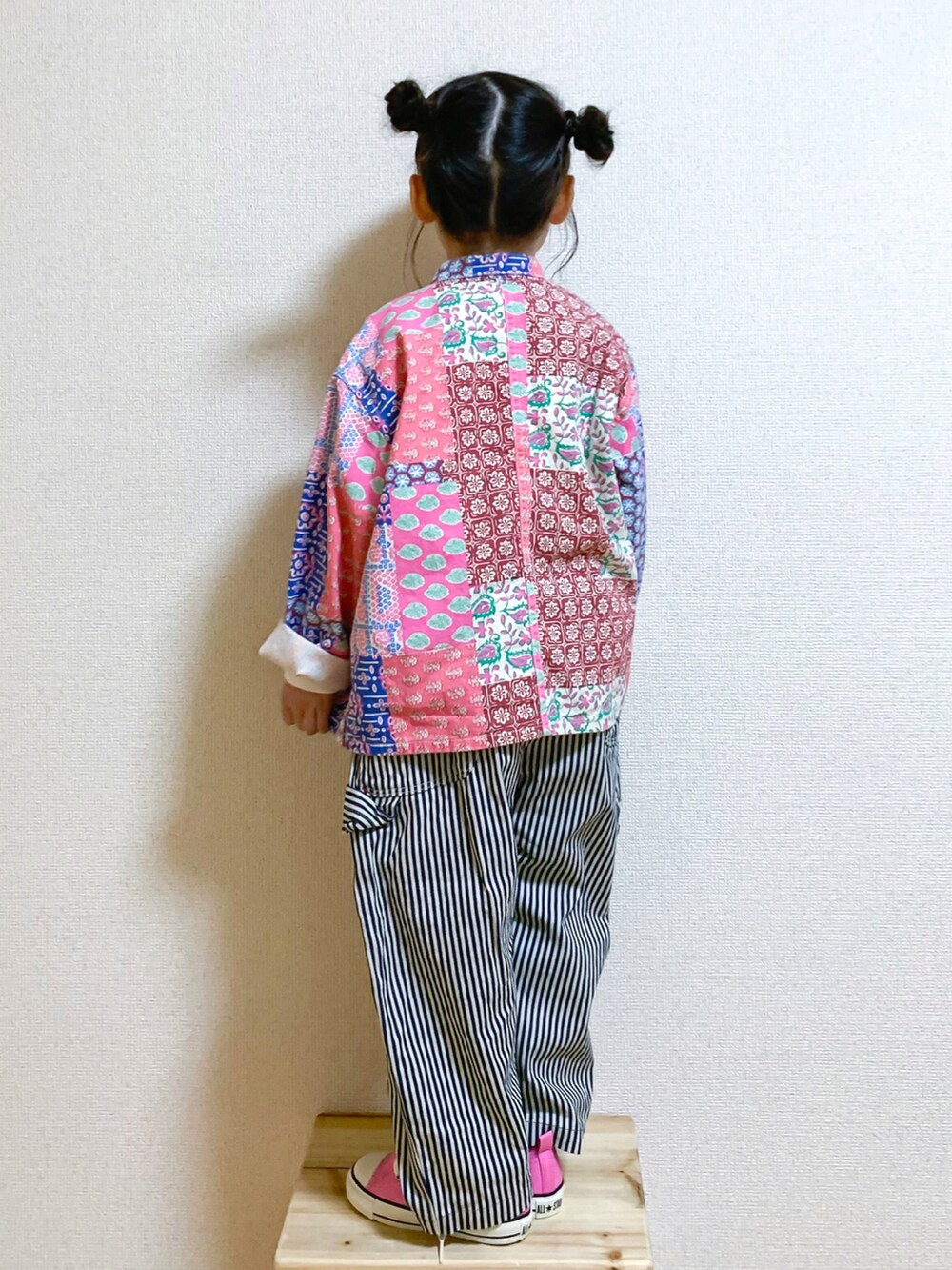 「春コーデ、春アウター、チャイナ、DENIM DUNGAREE、fith社、カジュアルコーデ、ワイドパンツ、ストライプ、ヒッコリー、コンバース、ピンク、ジャケット、gotoHollywood、キッズコーデ、オーバーサイズ」｜「DENIM DUNGAREEのオックス花パッチプリント チャイナ シャツジャケット（その他アウター、ホワイト系）」を使った、☺︎May☺︎さん（キッズ・100cm）の春コーディネートの3枚目の写真