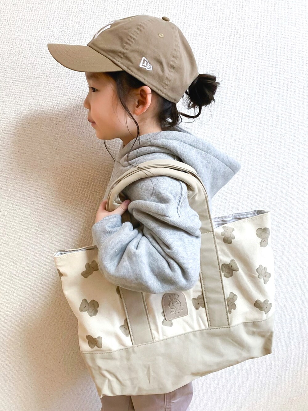 「入学準備、キャップ、レッスンバッグ、カラーパンツ、白スニーカー、コンバース、パーカー、通学コーデ、Ungrid、パステル映える春、シンプルコーデ、カジュアルコーデ、converse、ピンク、ジェラート　ピケ(gelato pique)」｜「NEW ERAのNEWERA ニューエラ KIDS 9TWENTY ニューヨーク・ヤンキース（キャップ、ベージュ系）」を使った、☺︎May☺︎さん（キッズ・100cm）の春コーディネートの5枚目の写真