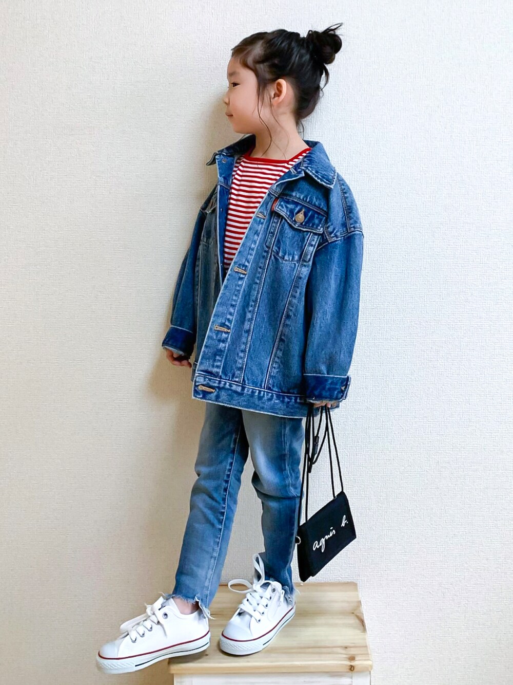 「春服みてみて、ボーダー、タックイン、デニム、プチプラ、コンバース、白スニーカー、Ungrid、フレイドヘムストスリ、lulpini、春アウター、デニムオンデニム、カジュアルコーデ、春コーデ、デニムジャケット」｜「lulpiniのkids　スクエアネックボーダーロングスリーブTシャツ（Tシャツ/カットソー、レッド系）」を使った、☺︎May☺︎さん（キッズ・100cm）の春コーディネートの3枚目の写真