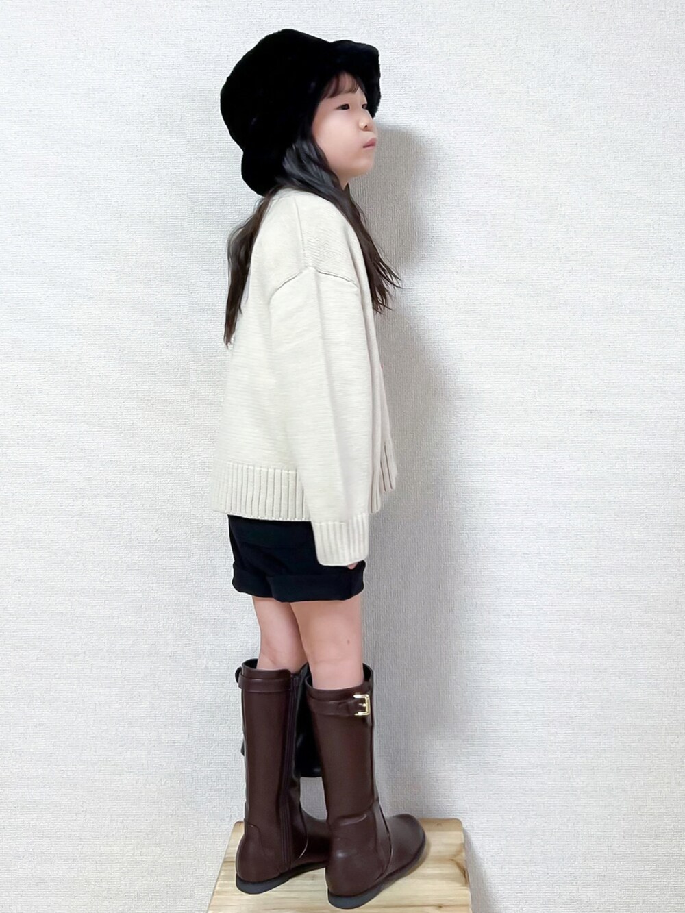ホワイト系のニット/セーター、ホワイト系のTシャツ/カットソー、ブラック系のその他パンツを着用したキッズの秋コーディネートの3枚目の写真