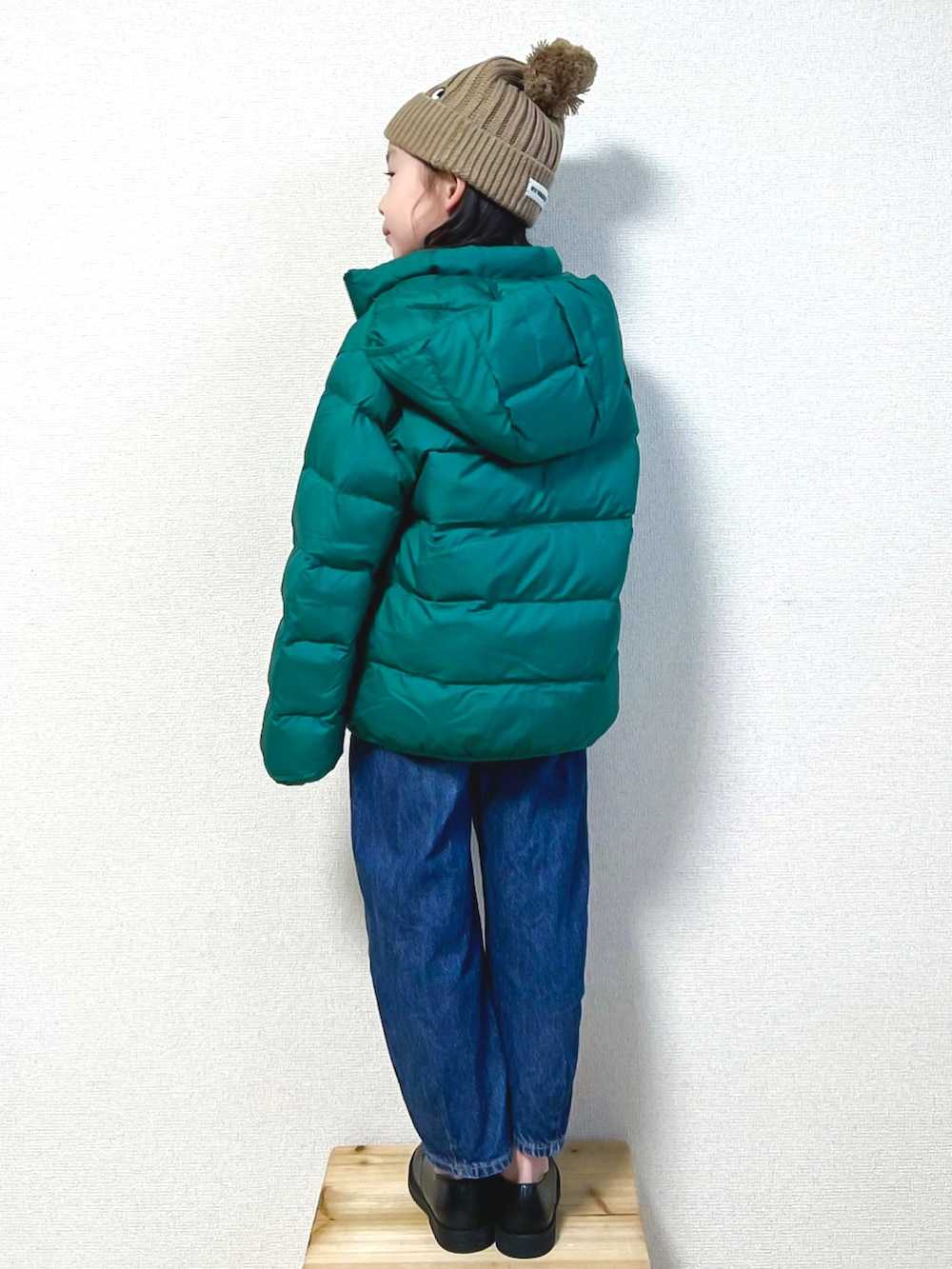 「クリスマスに着たい服、ニット帽、キッズコーデ、冬コーデ、デニム、シンプルコーデ、UNIQLO、ユニクロ、Anya Hindmarch、グリーン、ダウンジャケット、冬アウター、プチプラ、マイベストコーデ2023、レースアップシューズ」｜「UNIQLOのアイテム（ニットキャップ/ビーニー、ベージュ系）」を使った、☺︎May☺︎さん（キッズ・110cm）の冬コーディネートの2枚目の写真