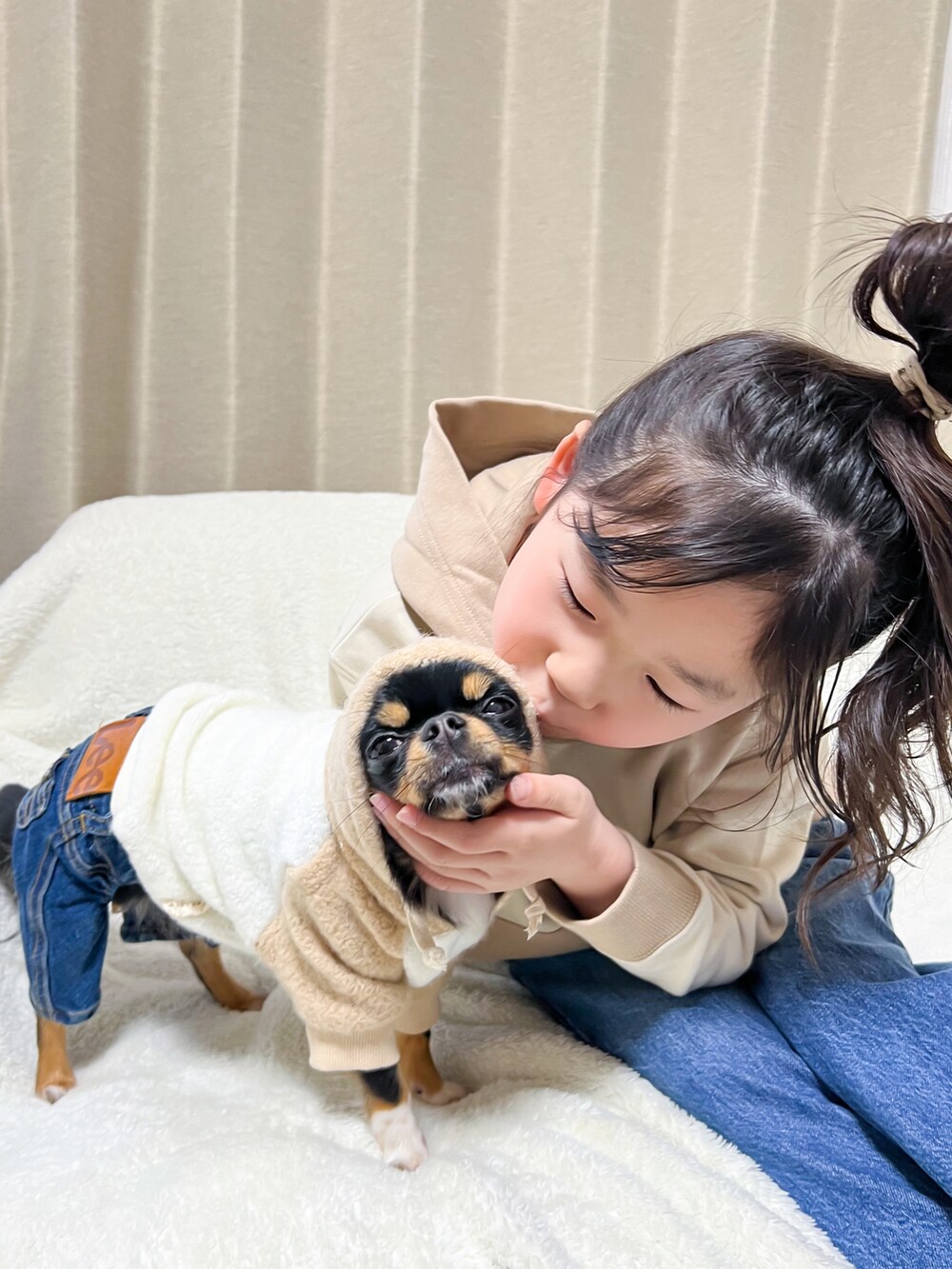 「リンクコーデ、おそろいコーデ、わんこ服、パーカー、淡色コーデ、シンプルコーデ、おうちファッション、犬服、犬と一緒、デニム、デニムパンツ、カジュアルコーデ、キッズコーデ、URBAN RESEARCH DOORS、モンシェリ」｜「URBAN RESEARCH DOORSの配色裏毛ビッグフーディ(KIDS)（スウェット、ベージュ系）」を使った、☺︎May☺︎さん（キッズ・110cm）の冬コーディネートの2枚目の写真