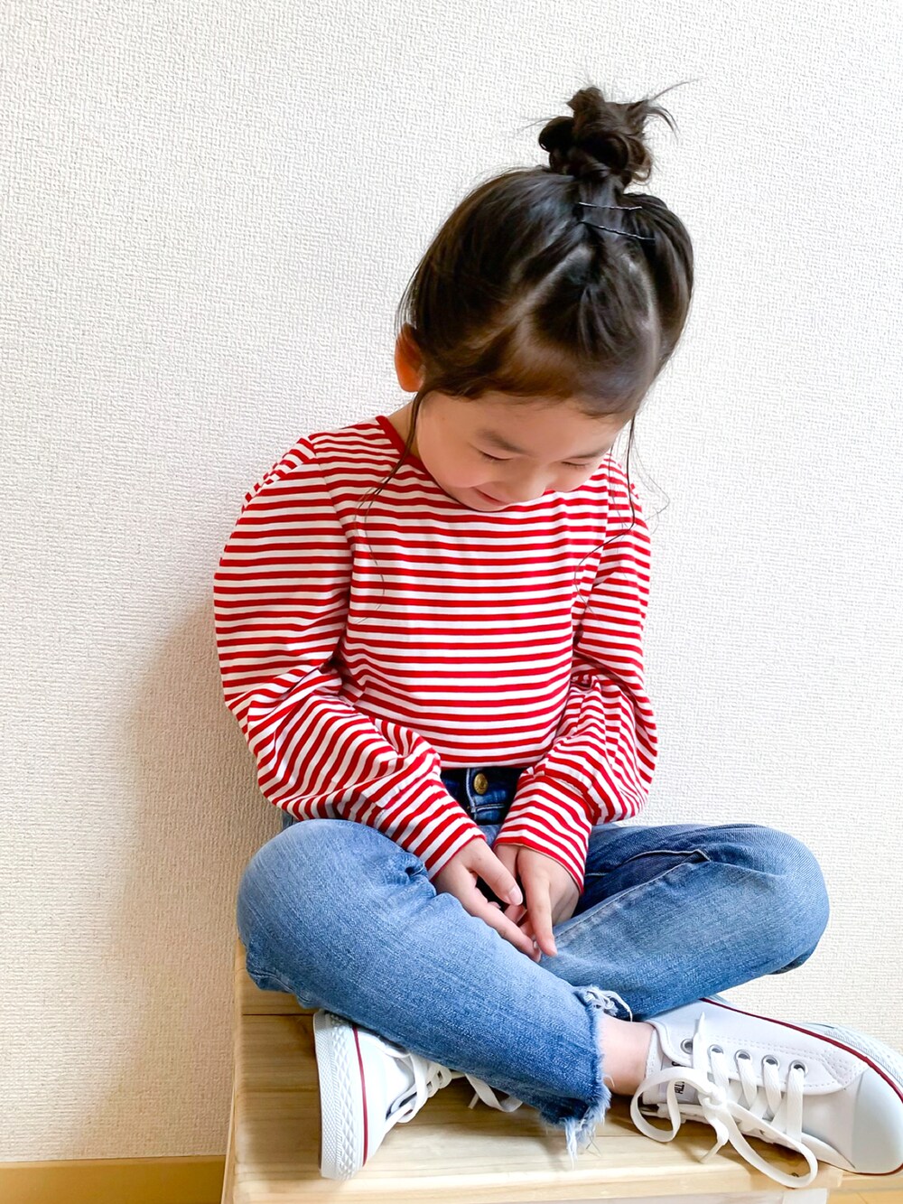 「春服みてみて、ボーダー、タックイン、デニム、プチプラ、コンバース、白スニーカー、Ungrid、フレイドヘムストスリ、lulpini、春アウター、デニムオンデニム、カジュアルコーデ、春コーデ、デニムジャケット」｜「lulpiniのkids　スクエアネックボーダーロングスリーブTシャツ（Tシャツ/カットソー、レッド系）」を使った、☺︎May☺︎さん（キッズ・100cm）の春コーディネートの2枚目の写真