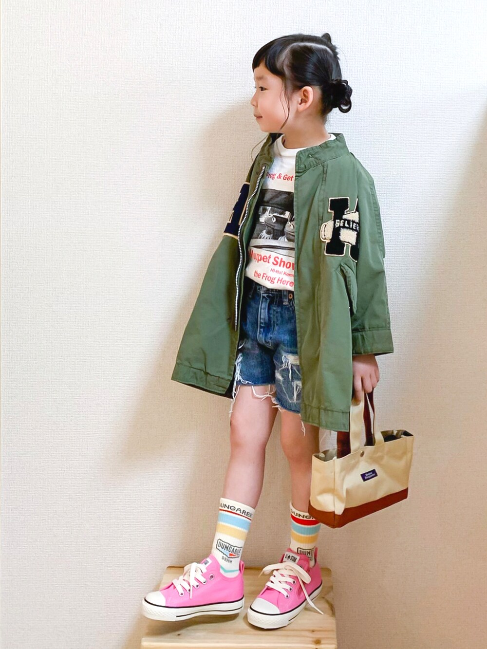 「春コーデ、春アウター、もちもちさくらもち2022、カーミット、DENIM DUNGAREE、gotoHollywood、fith社、ラインソックス、フォトT、カジュアルコーデ、ジャケット、コンバース、ピンク、ミリタリージャケット、デニム」|「DENIM DUNGAREEの天竺 Kermit PHOTO Tシャツ(Tシャツ/カットソー、ホワイト系)」を使った、☺︎May☺︎さん(キッズ・100cm)の春コーディネートの2枚目の写真