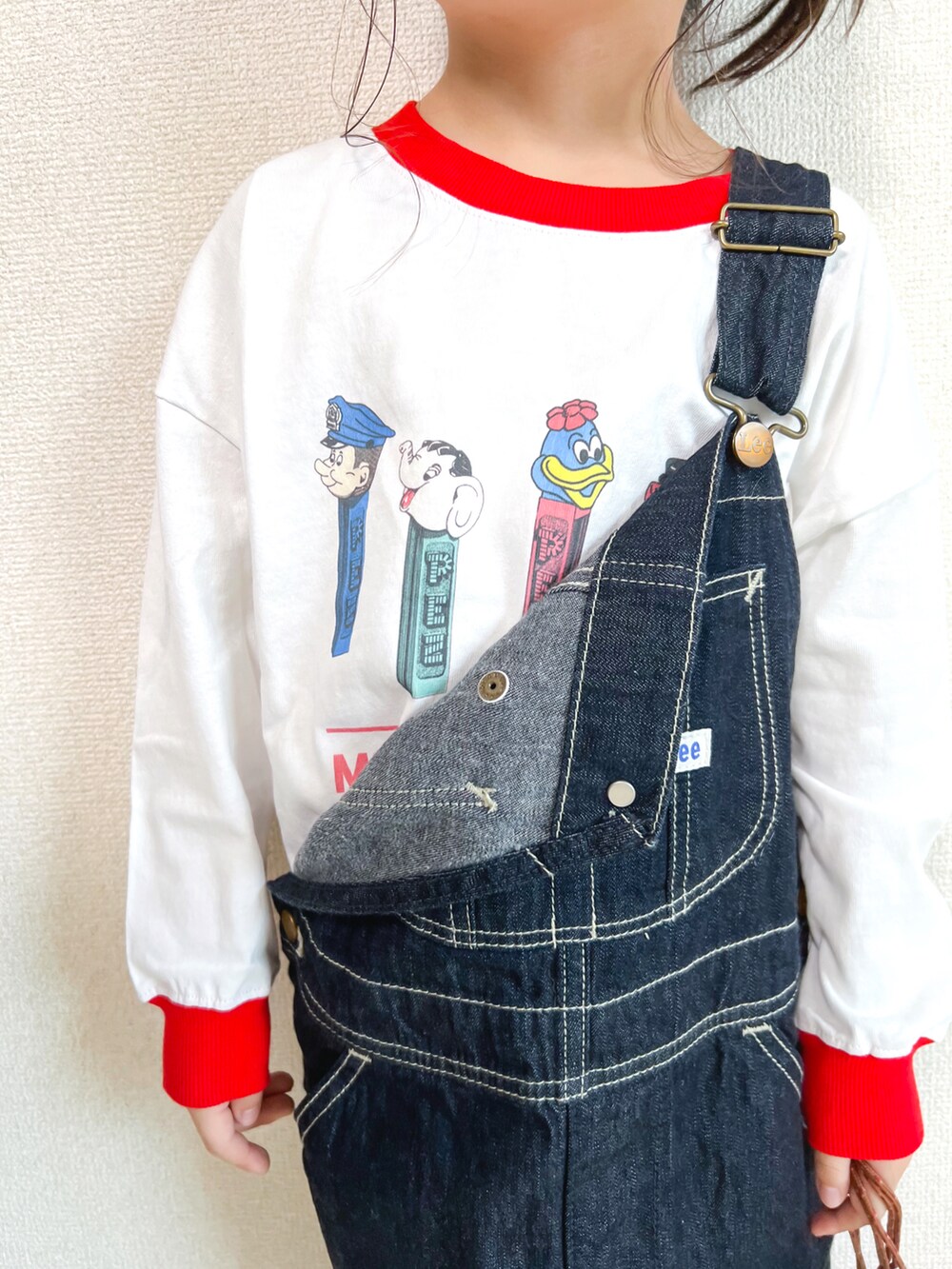 「キッズコーデ、秋コーデ、New Balance、巾着バッグ、リンガーTシャツ、オーバーオール、サロペット、デニム、LOWRYS FARM、lowrysfarmkids、PEZ、コラボTシャツ、ロンT、カジュアルコーデ、秋服準備はじめました」｜「LOWRYS FARMのＦＯＯＤキャラプリントＴシャツ　150779（Tシャツ/カットソー、ホワイト系）」を使った、☺︎May☺︎さん（キッズ・110cm）の秋コーディネートの2枚目の写真