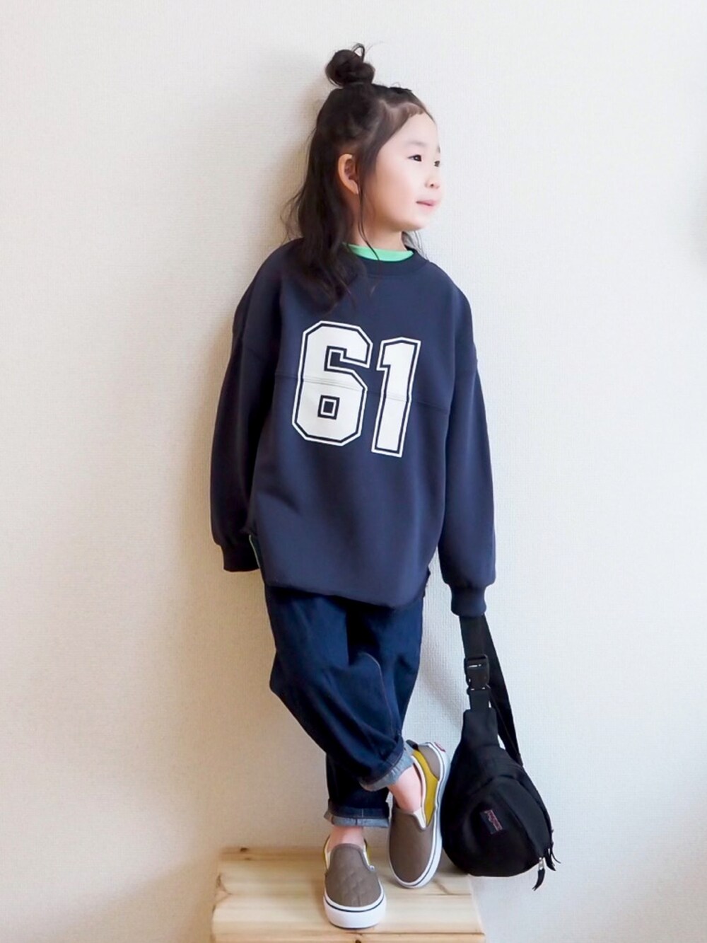 ブルー系のスウェット、グリーン系のTシャツ/カットソー、ブルー系のデニムパンツを着用したキッズの冬コーディネートの2枚目の写真