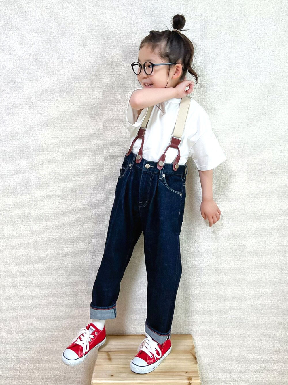 「休日スタイル、シンプルコーデ、デニム、春夏コーデ、サスペンダー、コンバース、男の子コーデ、めがね、白Tシャツ、スニーカーコーデ、FITH、fith社、カジュアルコーデ、キッズコーデ、ワンウォッシュデニム」｜「LOWRYS FARMのラウンドヘムTEE　888609（Tシャツ/カットソー、ホワイト系）」を使った、☺︎May☺︎さん（キッズ・100cm）の春コーディネートの2枚目の写真