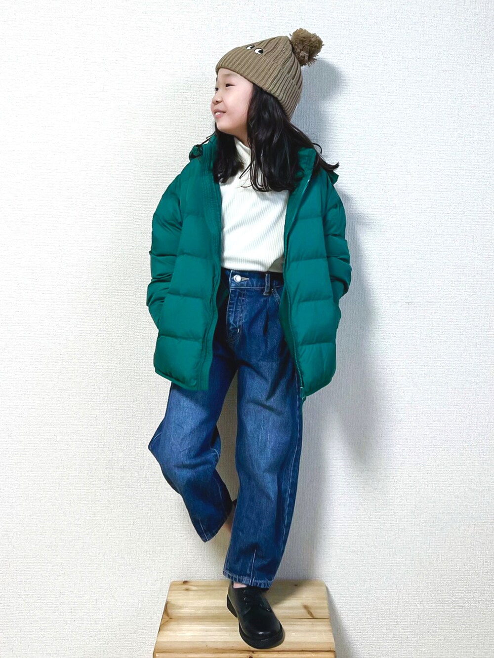 「クリスマスに着たい服、ニット帽、キッズコーデ、冬コーデ、デニム、シンプルコーデ、UNIQLO、ユニクロ、Anya Hindmarch、グリーン、ダウンジャケット、冬アウター、プチプラ、マイベストコーデ2023、レースアップシューズ」｜「UNIQLOのアイテム（ニットキャップ/ビーニー、ベージュ系）」を使った、☺︎May☺︎さん（キッズ・110cm）の冬コーディネートの3枚目の写真
