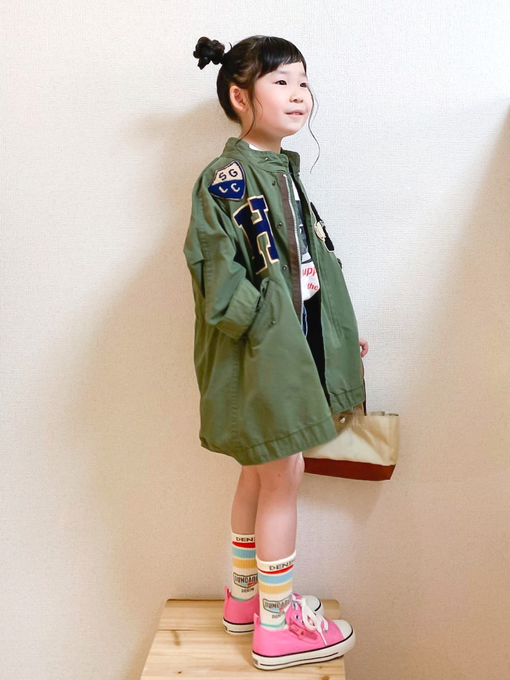 「春コーデ、春アウター、もちもちさくらもち2022、カーミット、DENIM DUNGAREE、gotoHollywood、fith社、ラインソックス、フォトT、カジュアルコーデ、ジャケット、コンバース、ピンク、ミリタリージャケット、デニム」|「DENIM DUNGAREEの天竺 Kermit PHOTO Tシャツ(Tシャツ/カットソー、ホワイト系)」を使った、☺︎May☺︎さん(キッズ・100cm)の春コーディネートの3枚目の写真