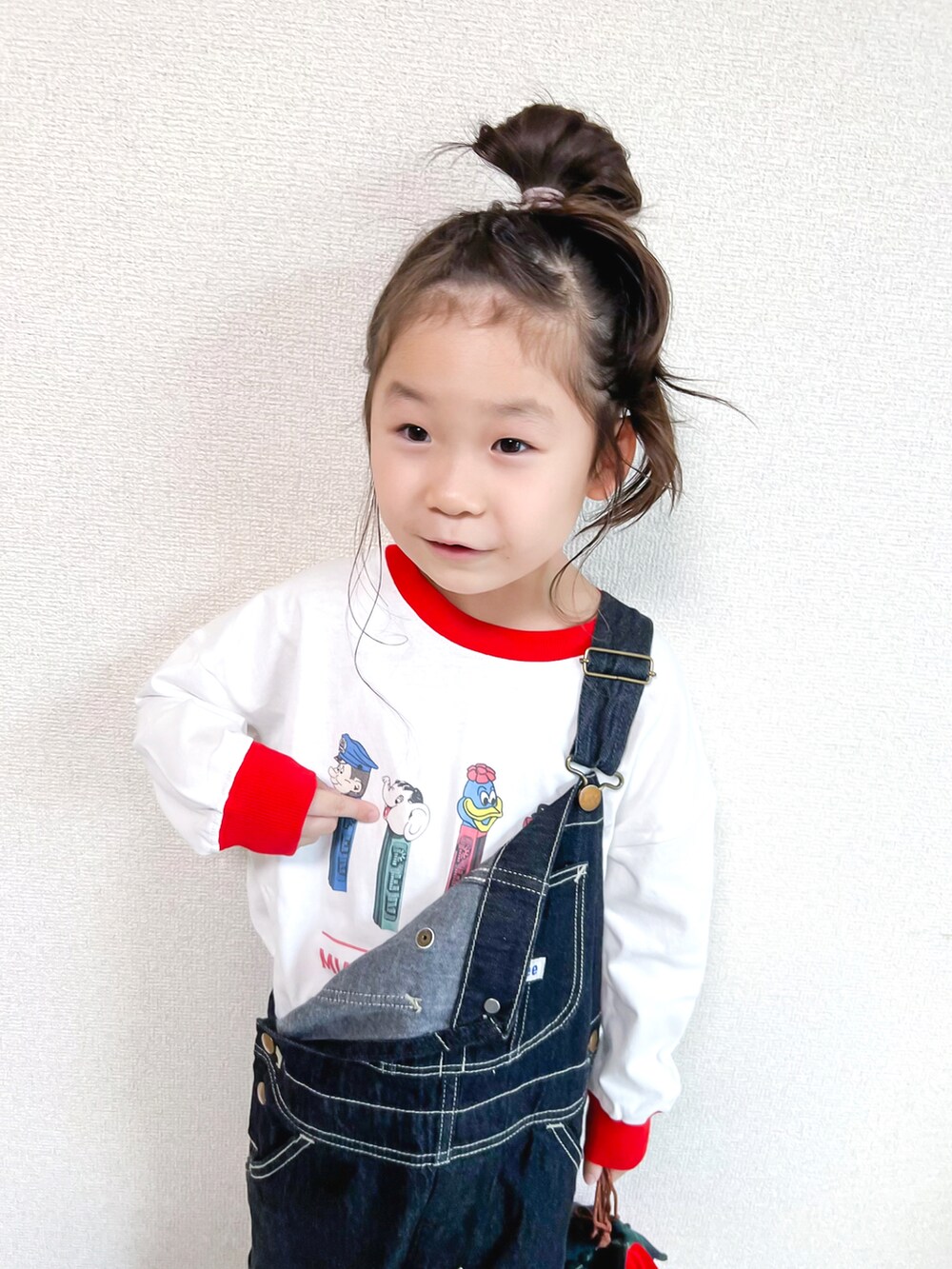 「キッズコーデ、秋コーデ、New Balance、巾着バッグ、リンガーTシャツ、オーバーオール、サロペット、デニム、LOWRYS FARM、lowrysfarmkids、PEZ、コラボTシャツ、ロンT、カジュアルコーデ、秋服準備はじめました」｜「LOWRYS FARMのＦＯＯＤキャラプリントＴシャツ　150779（Tシャツ/カットソー、ホワイト系）」を使った、☺︎May☺︎さん（キッズ・110cm）の秋コーディネートの3枚目の写真