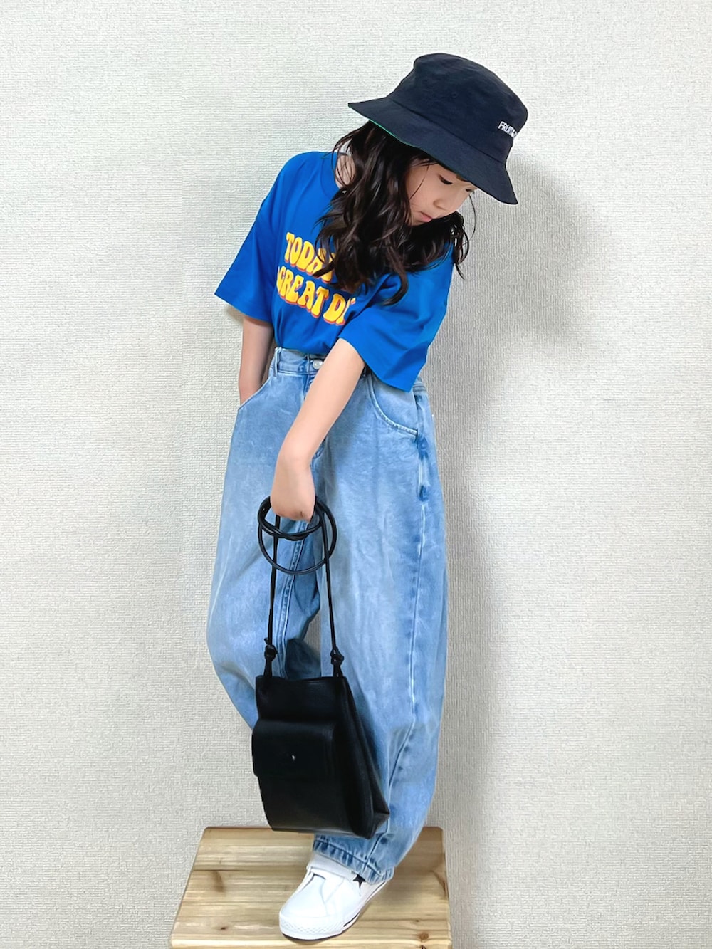 ブルー系のTシャツ/カットソー、ブルー系のデニムパンツ、ホワイト系のスニーカーを着用したキッズの夏コーディネートの3枚目の写真
