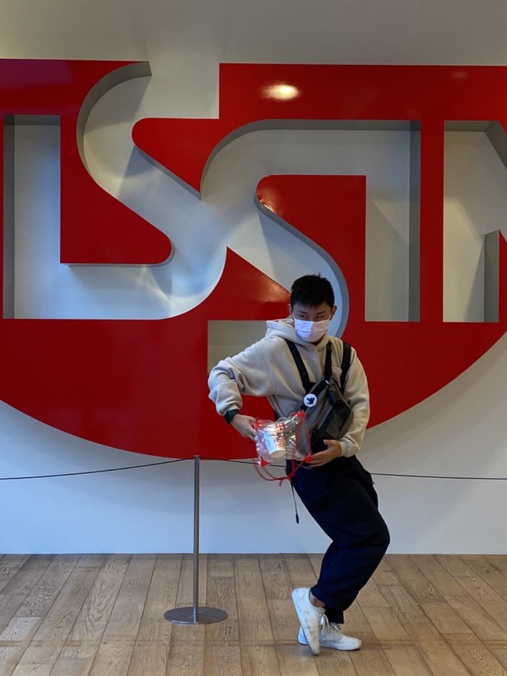 ブルー系のサロペット/オーバーオール、ベージュ系のパーカーを着用したメンズの秋コーディネートの2枚目の写真