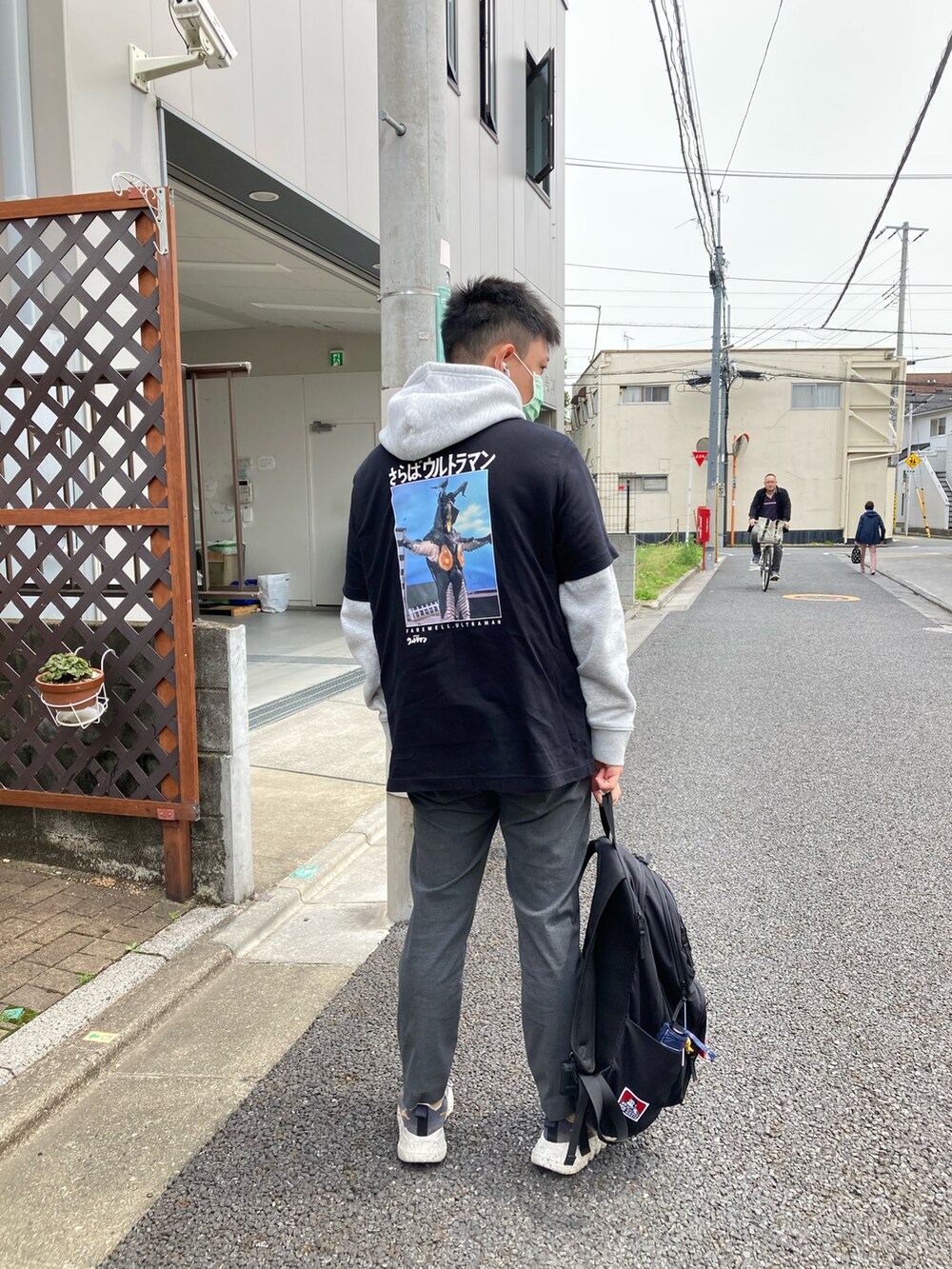 ブラック系のTシャツ/カットソー、グレー系のパーカー、グレー系のスニーカーを着用したメンズの秋コーディネートの2枚目の写真