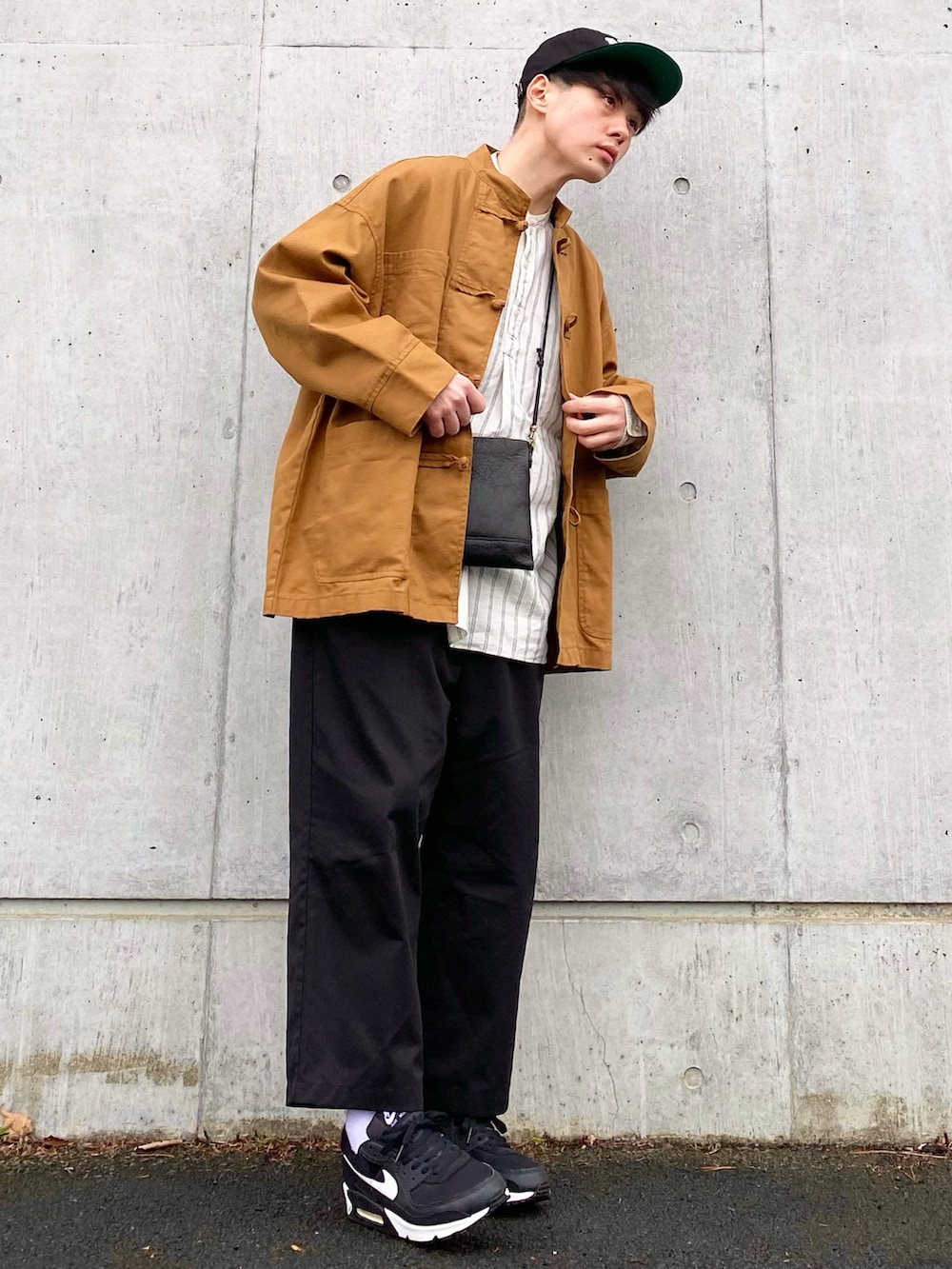 ブラウン系のカバーオール、その他のシャツ/ブラウス、ブラック系のボディバッグ/ウエストポーチを着用したメンズの春コーディネートの2枚目の写真