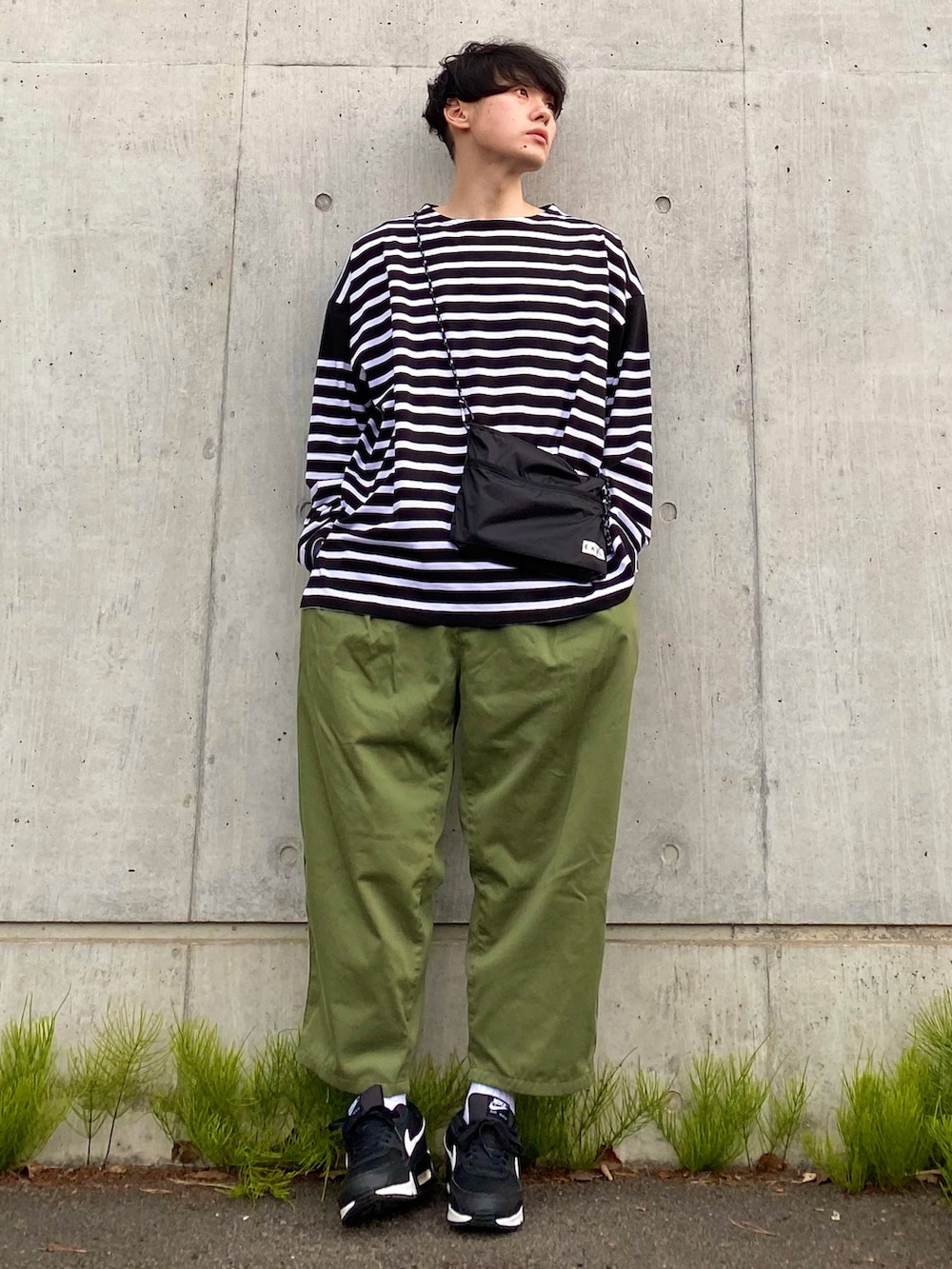 その他のTシャツ/カットソー、グリーン系のその他パンツ、ブラック系のショルダーバッグを着用したメンズの春コーディネートの2枚目の写真