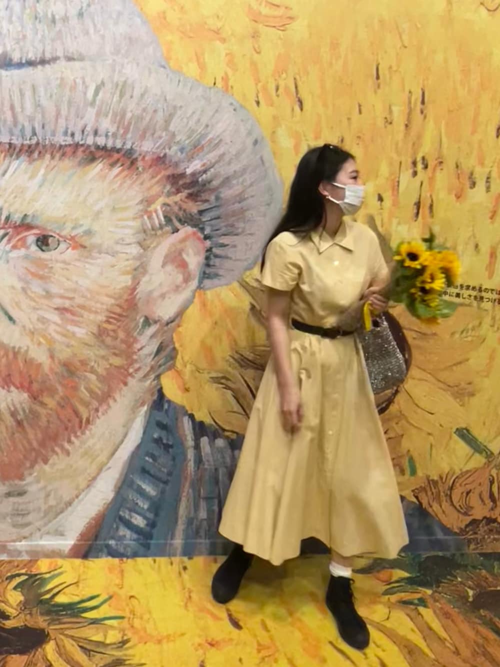 ブラック系のスニーカー、イエロー系のワンピース/ドレスを着用したレディースの夏コーディネートの2枚目の写真