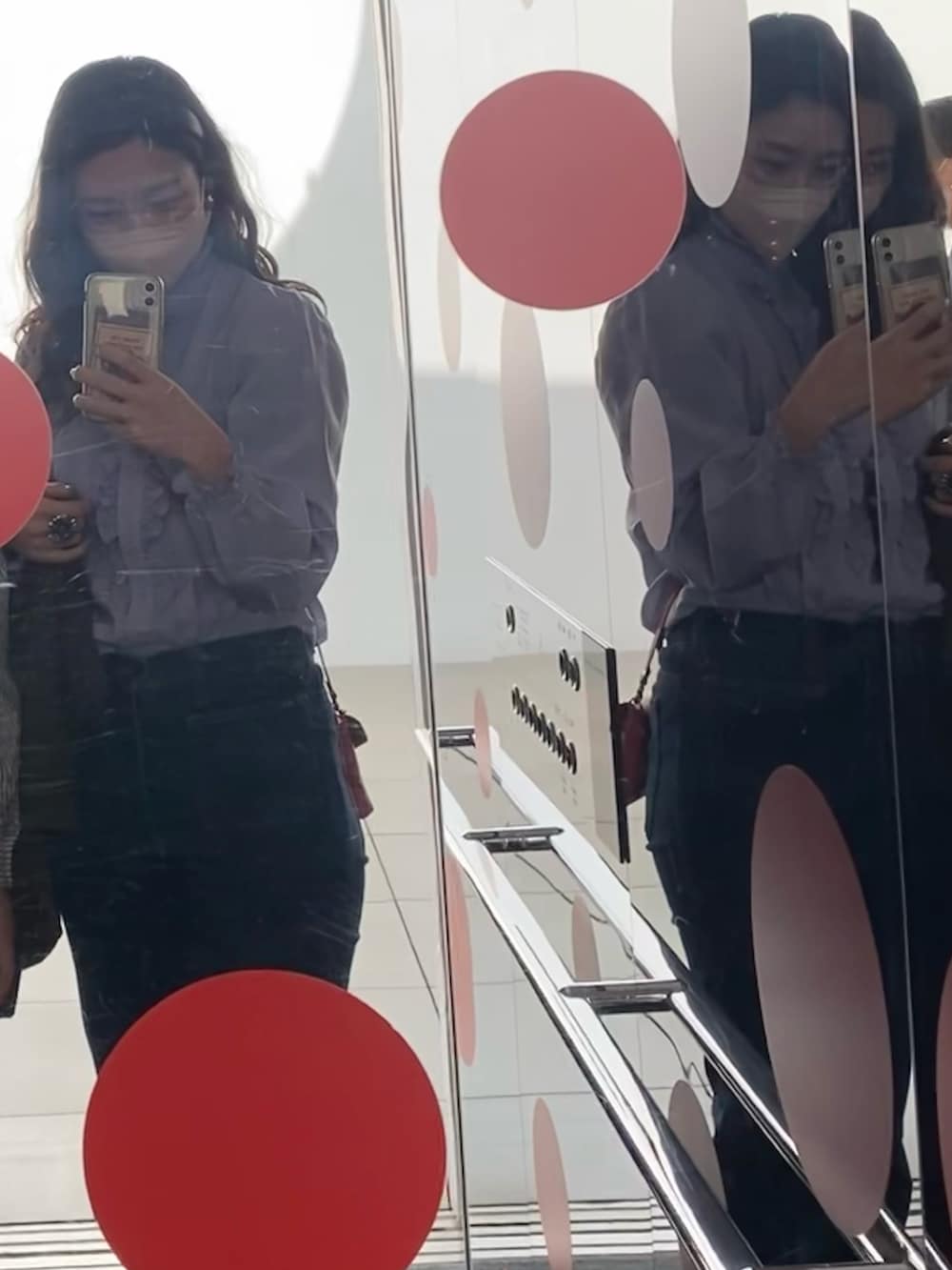 ブルー系のデニムパンツ、シルバー系のバレエシューズを着用したレディースの春コーディネートの2枚目の写真