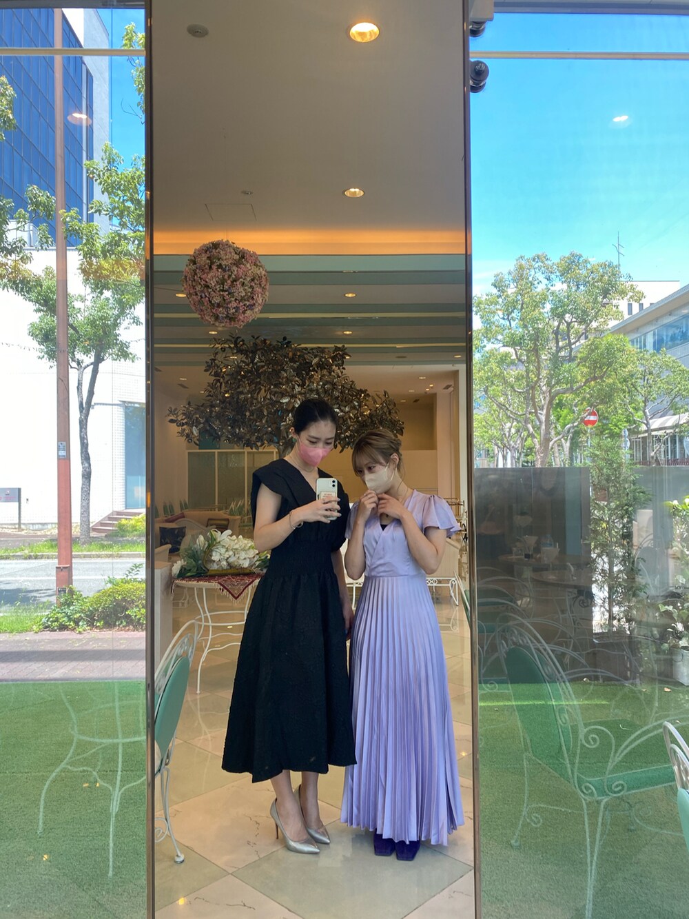 ブラック系のドレスを着用したレディースの夏コーディネートの3枚目の写真