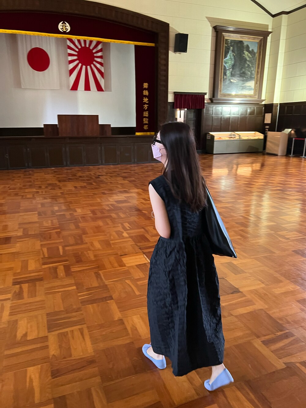 ブルー系のバレエシューズ、ブラック系のトートバッグを着用したレディースの秋コーディネートの2枚目の写真