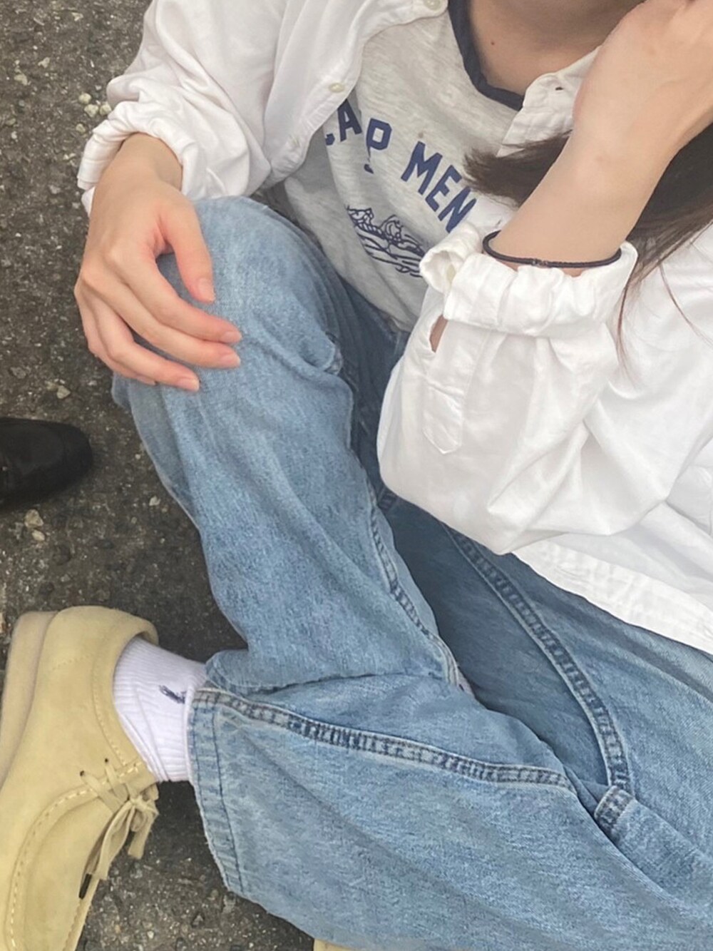 ブルー系のデニムパンツを着用したレディースの夏コーディネートの2枚目の写真